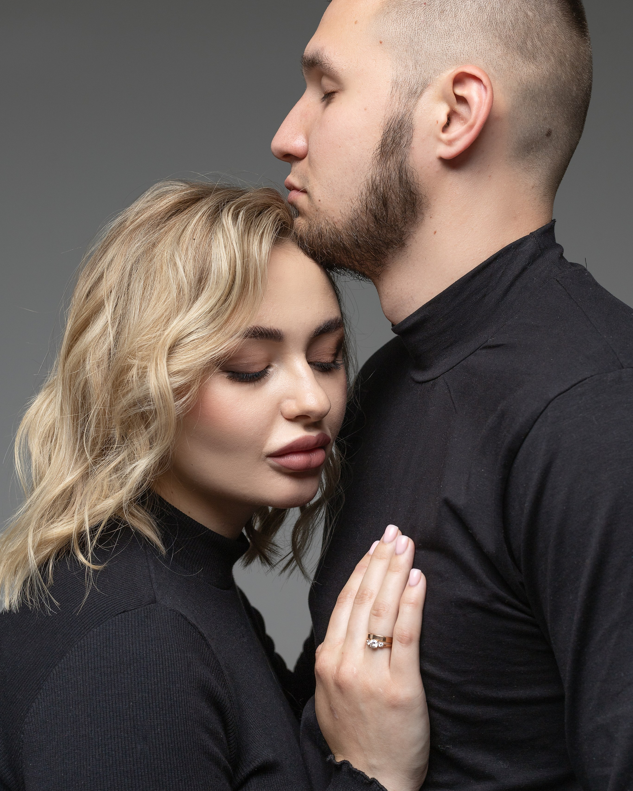 Беременность на белом фоне