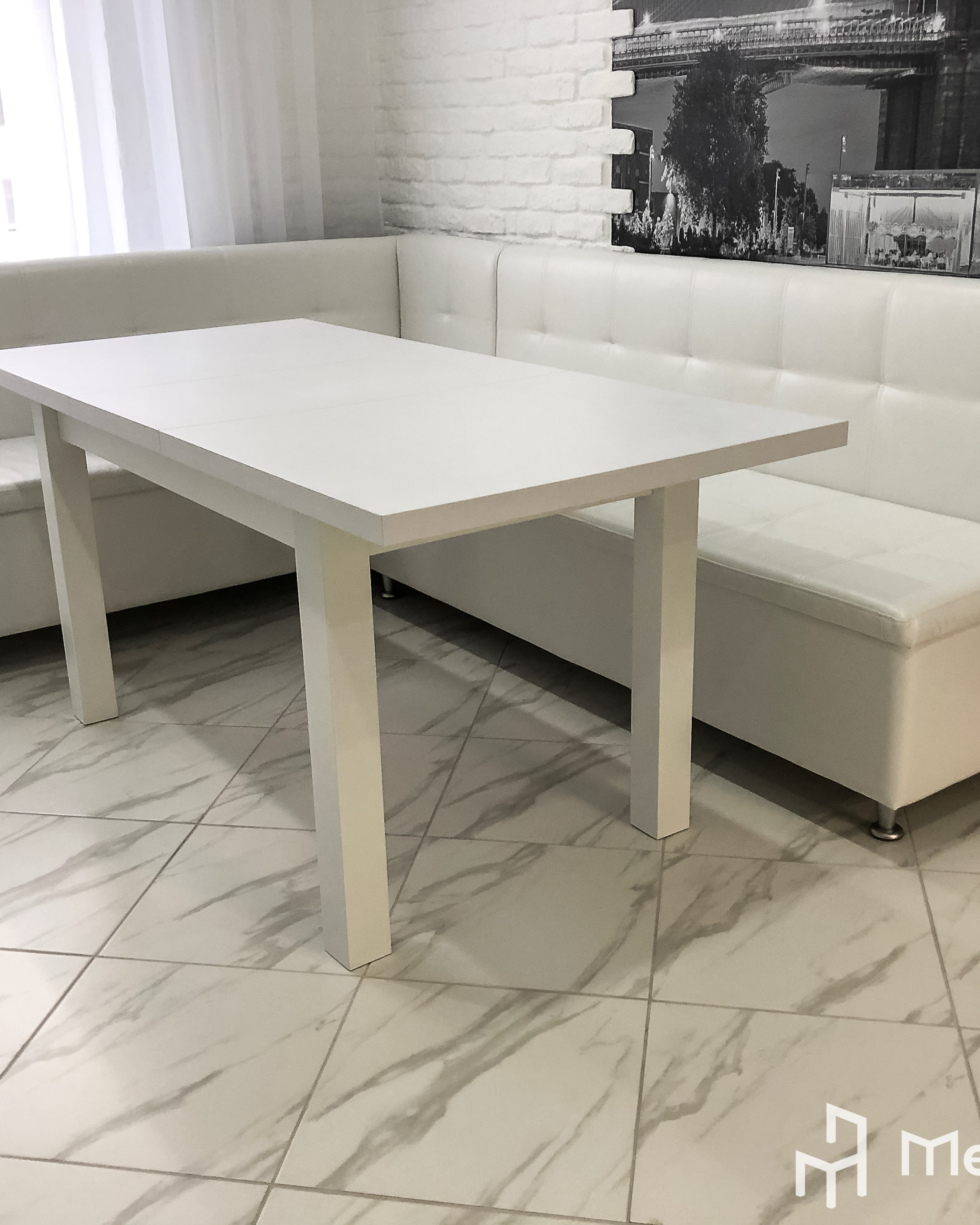 Обеденные столы и барные стойки