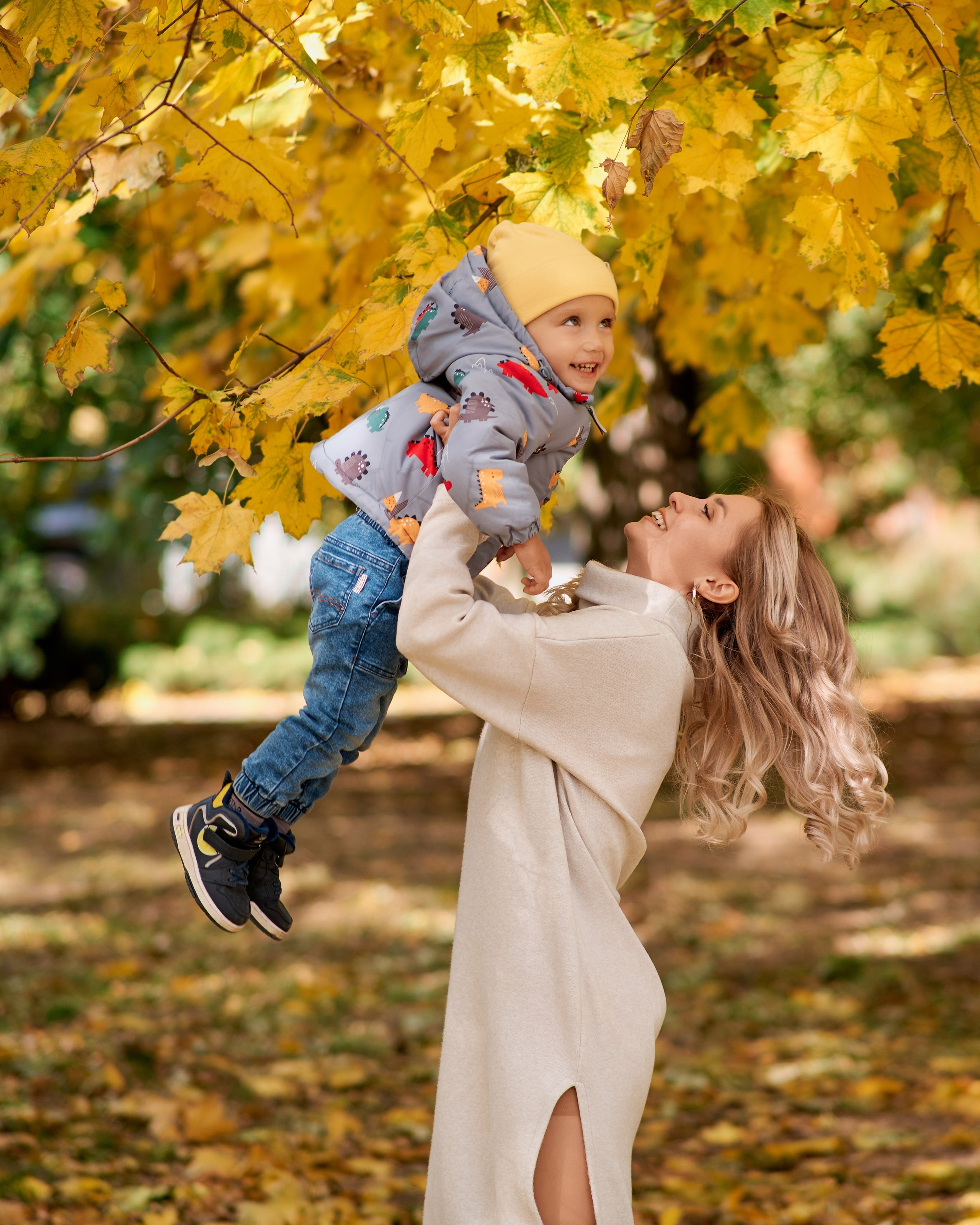 Осенняя прогулка мамы с сыном