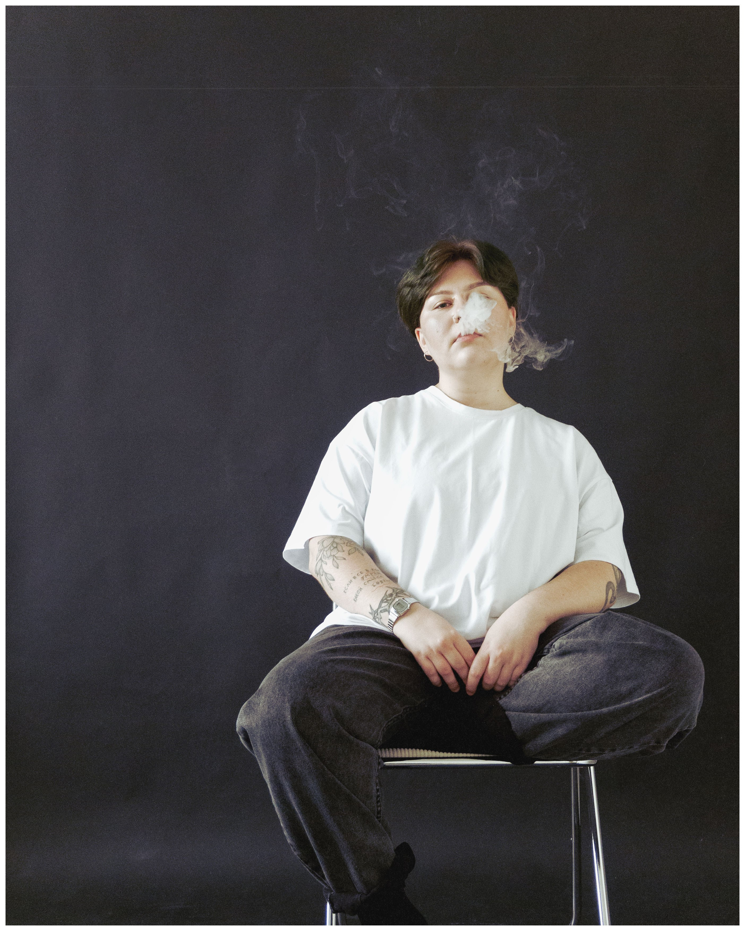 женская съемка в студии на нейтральном фоне