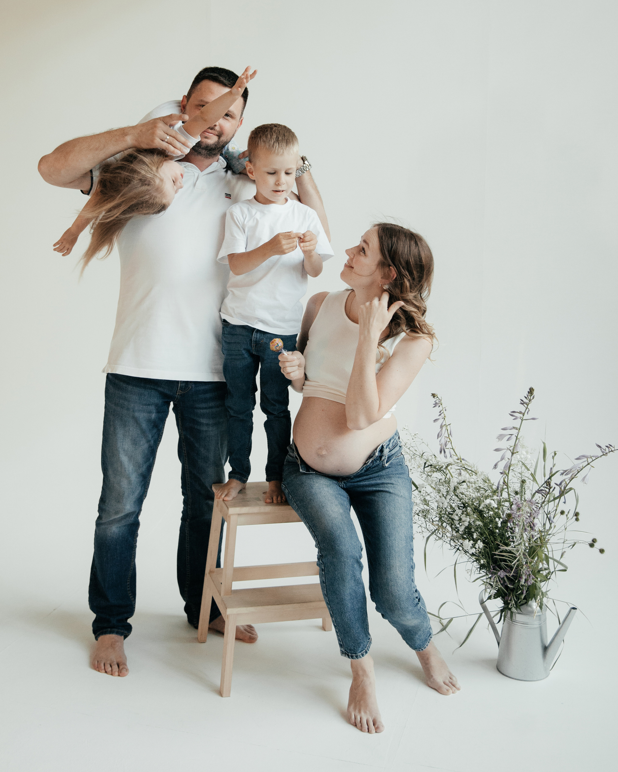 Вова, Настя, Тим, Тея и пузик по имени Санек