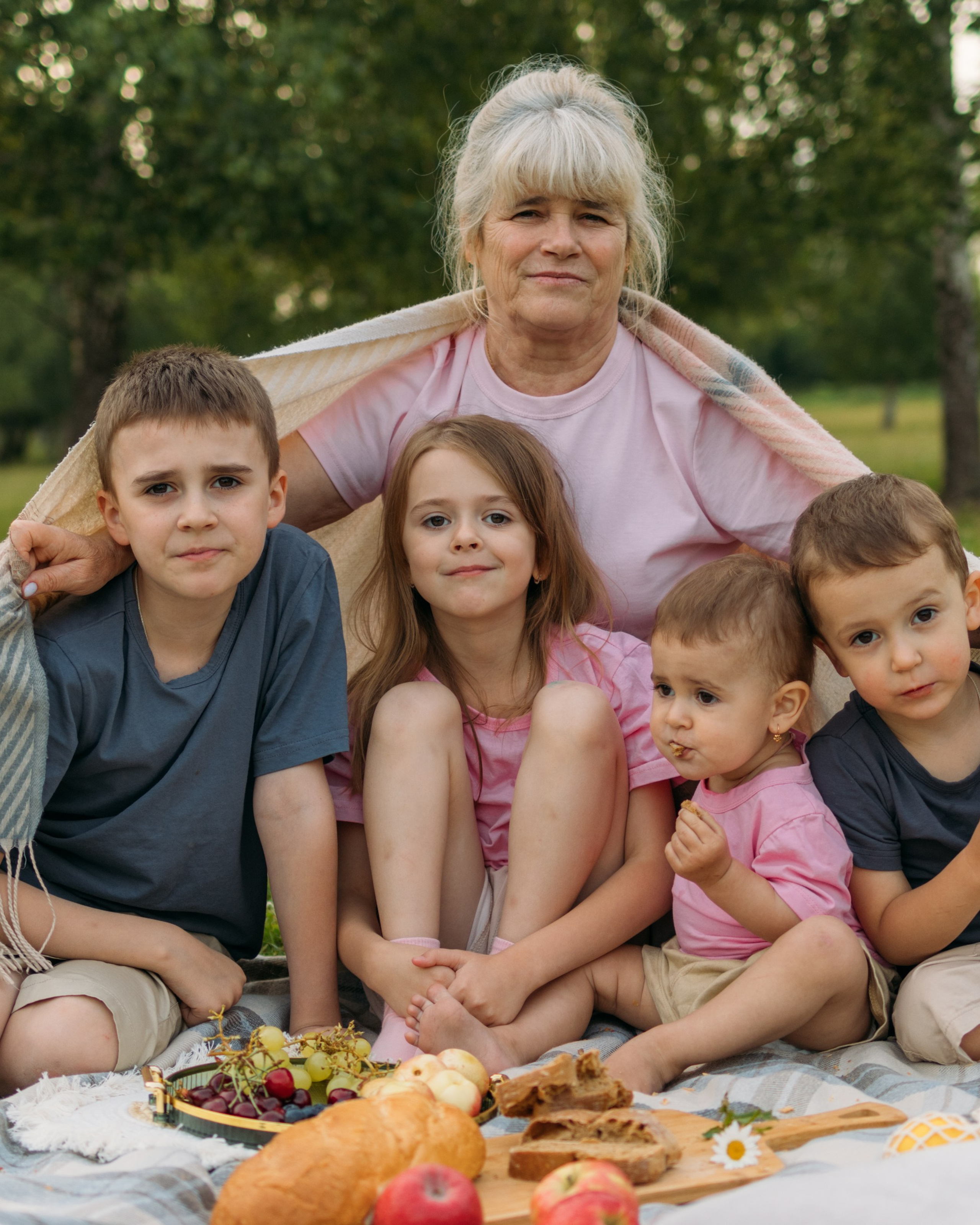 Бабушка с внуками