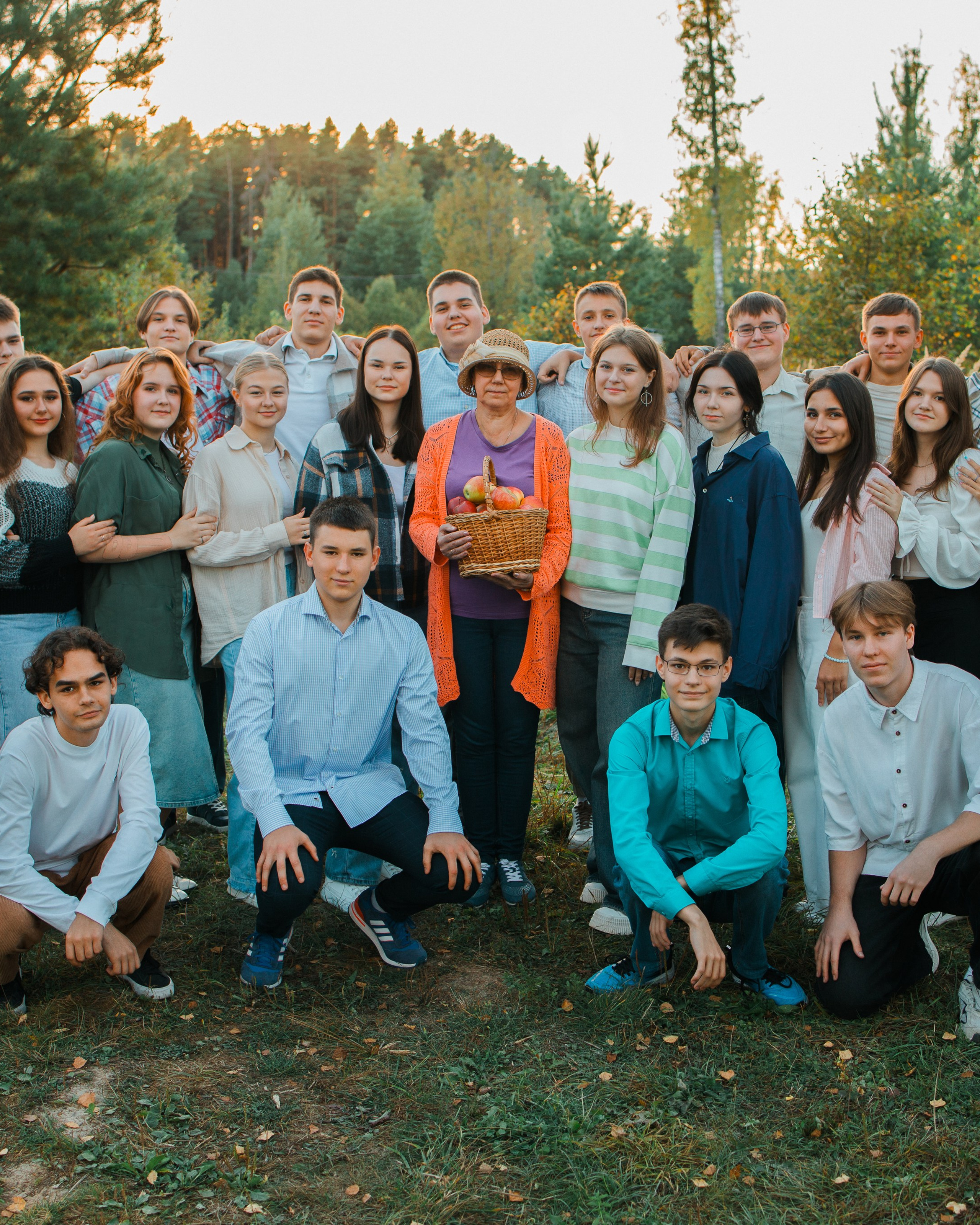 Осенняя фотосессия для выпускных альбомов 11 классов в Тарусе 2025 год