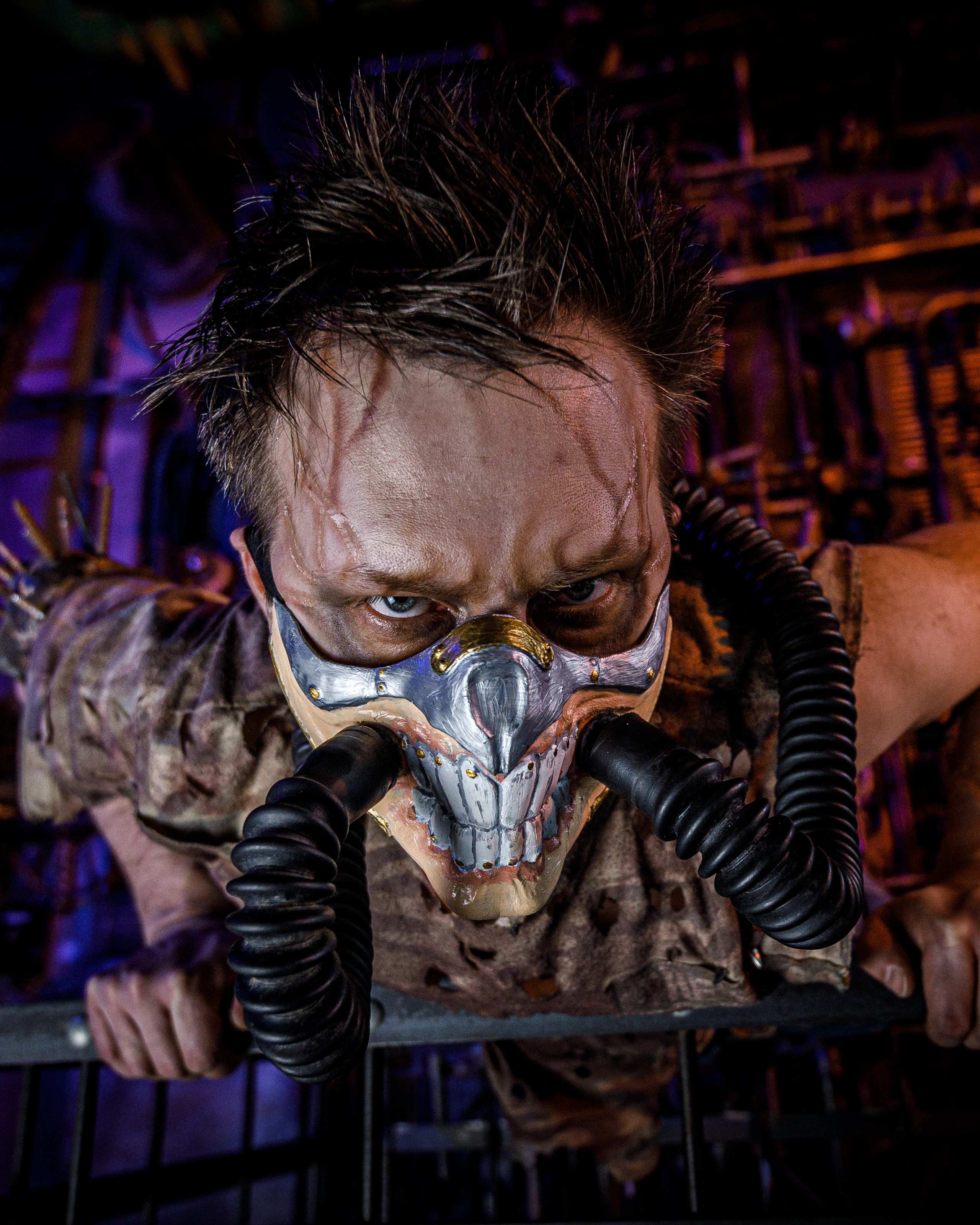 Безумный Макс на&nbsp;неоновой фабрике