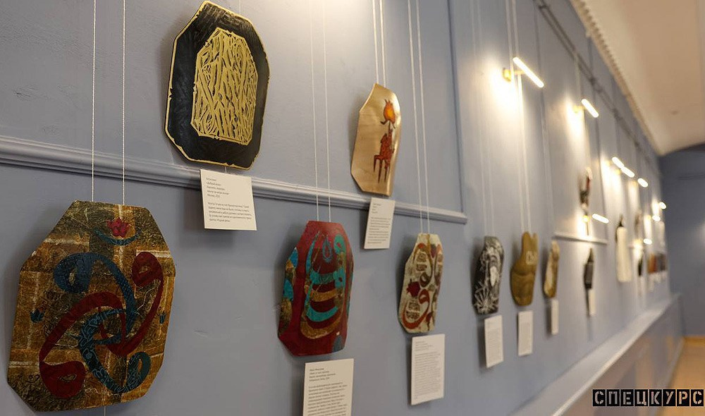 Выставка фактически разделена на две части и расположена в нескольких музейных залах. Помимо традиционных холстов представлена необычная экспозиция, в которую вошли изображения, нанесенные на металлические плиты от бронежилетов.