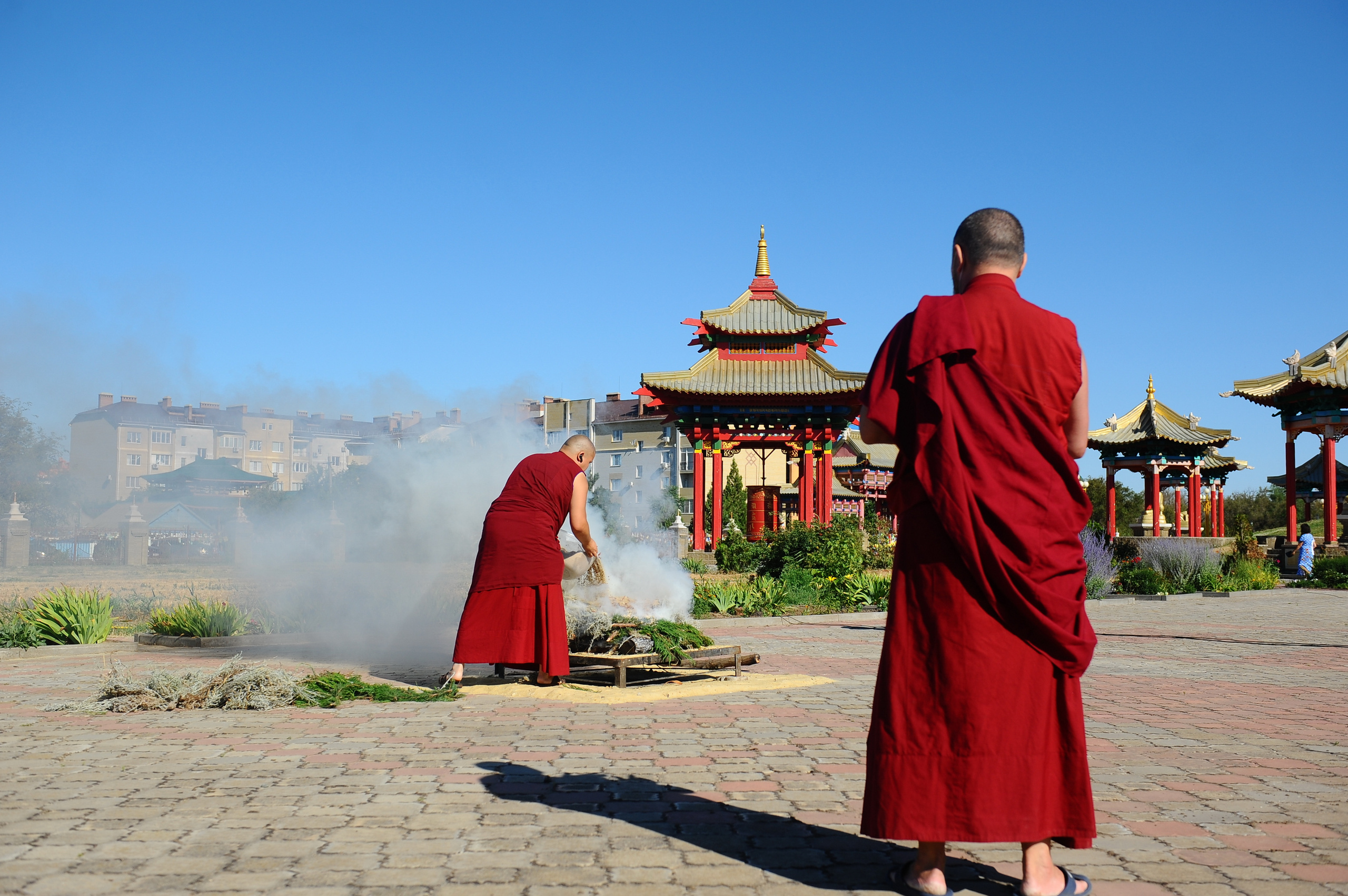 Почему монахи в Калмыкии выливают молоко на костер?. Главная (Home)