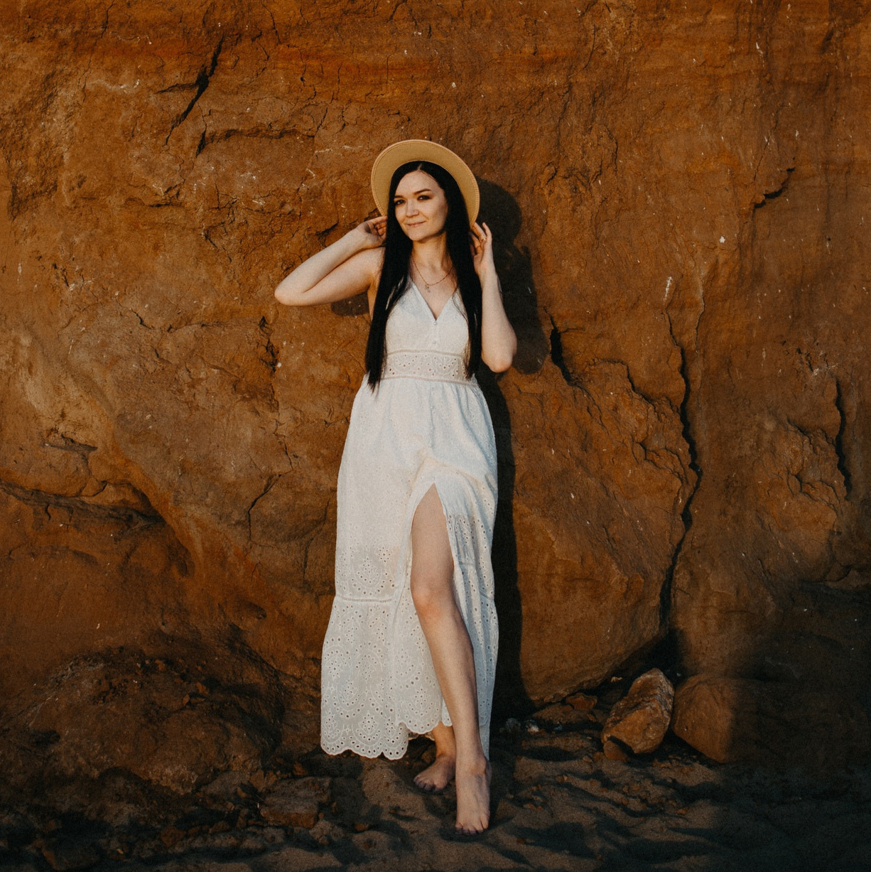 Семейный фотограф Юлия Вахромова на закате в шляпе и платье в селе Ягодное Тольятти