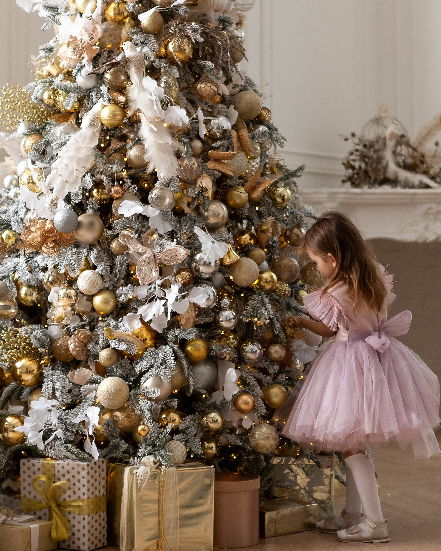 Студийное фото девочки возле елки