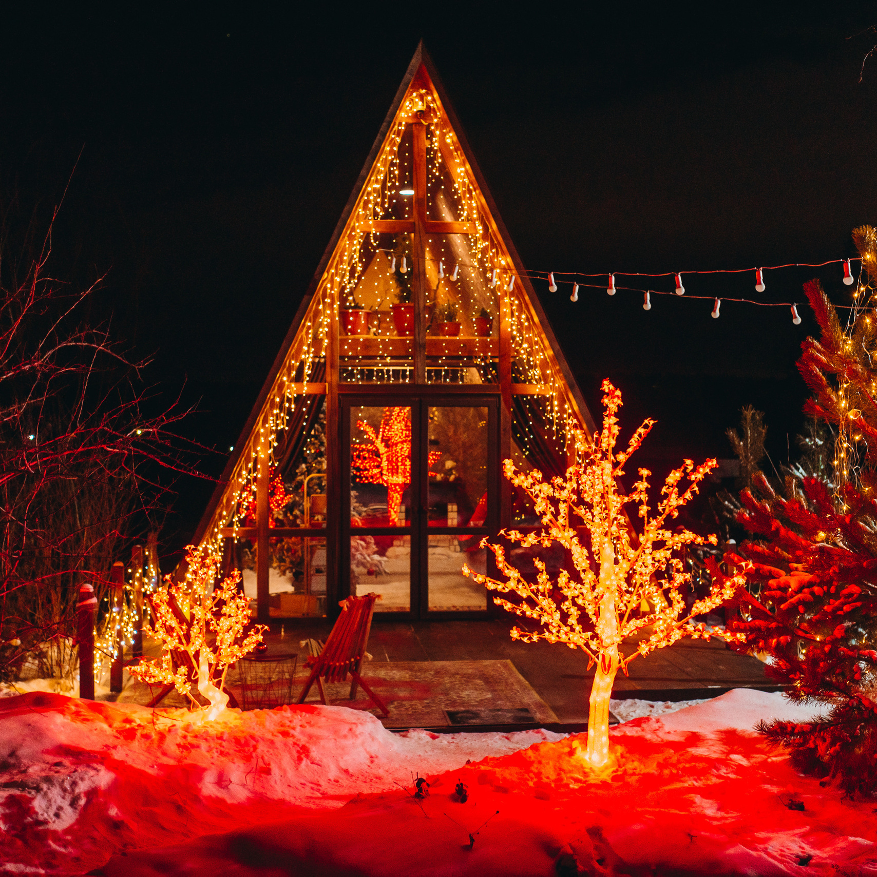 Новогодний фотопроект в Иркутске Треугольный домик снежной зимой с новогодними гирляндами