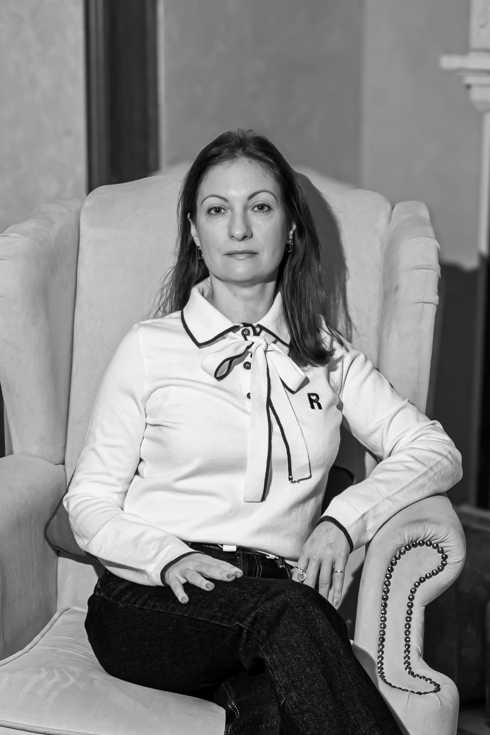 Светлый женский студийный портрет с мягким светом, фотограф Карасёва