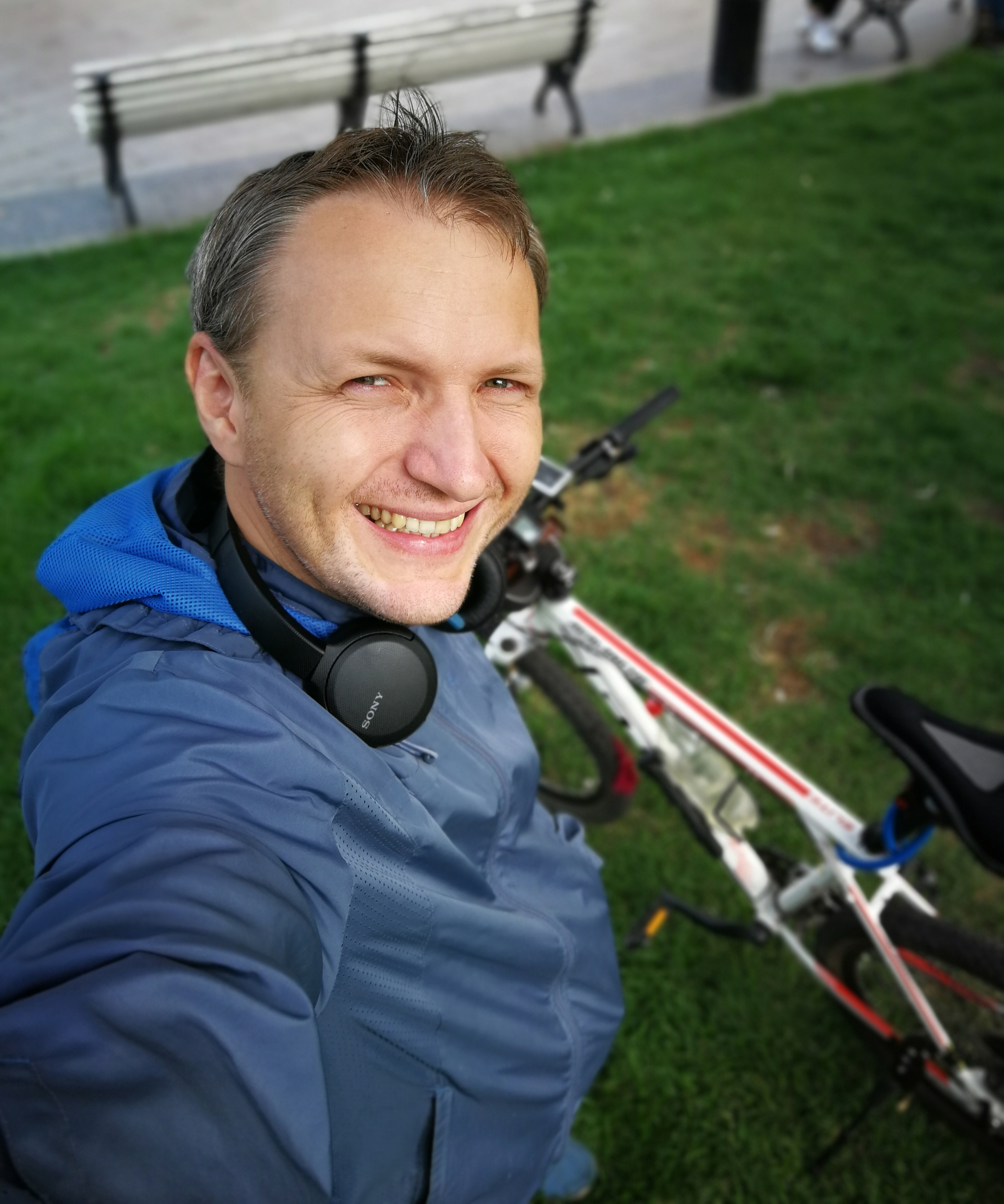 Фотограф Михаил Мормулев в спортивном костюме селфи с велосипедом