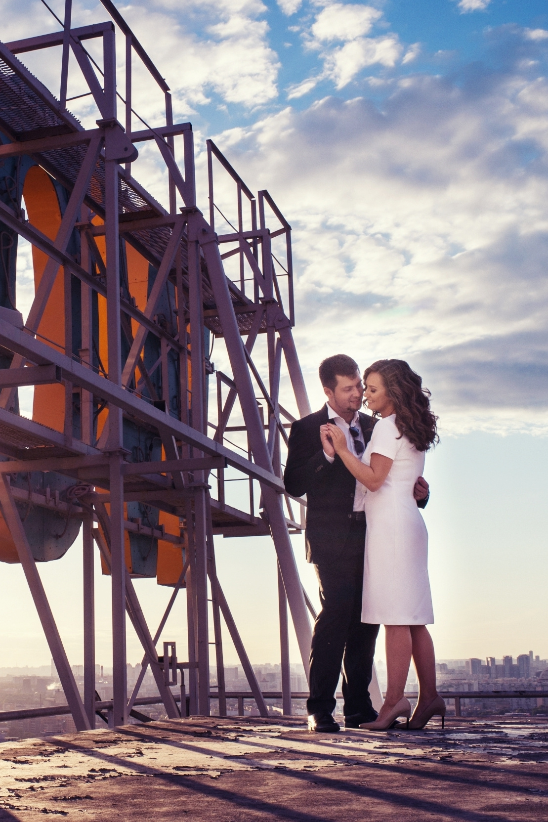 Фотосессия лавстори на крыше отеля с красивым видом на Москву