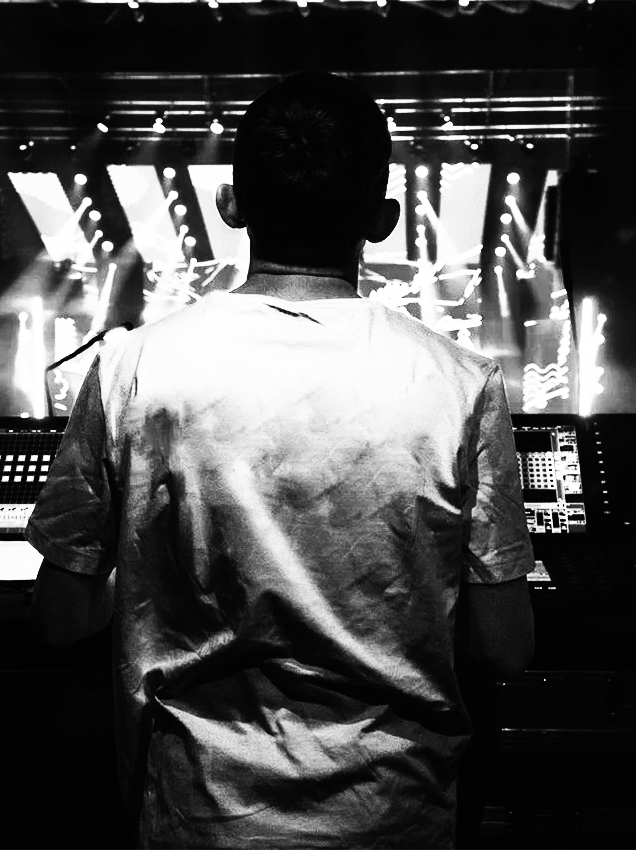 We coordinate the work of specialists at all stages, provide technical support on the event day, and ensure the quality control of all systems. We also handle installation and dismantling.