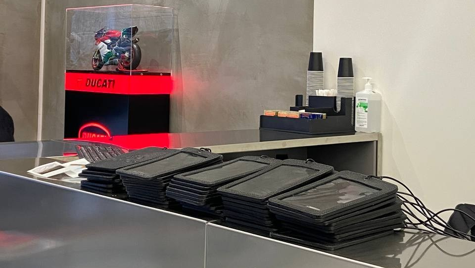 MANOR: чехлы для ценников. Кожевник Евгений Самойлов из Санкт-Петербурга