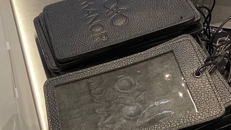 MANOR: чехлы для ценников. Кожевник Евгений Самойлов из Санкт-Петербурга