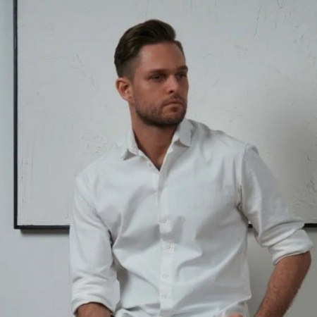 Высококачественная предметная съемка с мужскими моделями для вашего бренда в Москве.