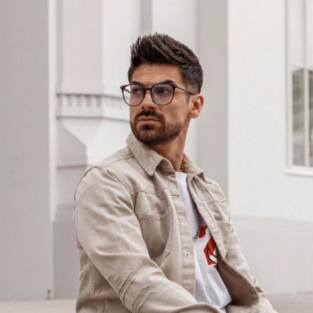 Создайте уникальные образы с мужскими моделями для предметной съемки в Москве.