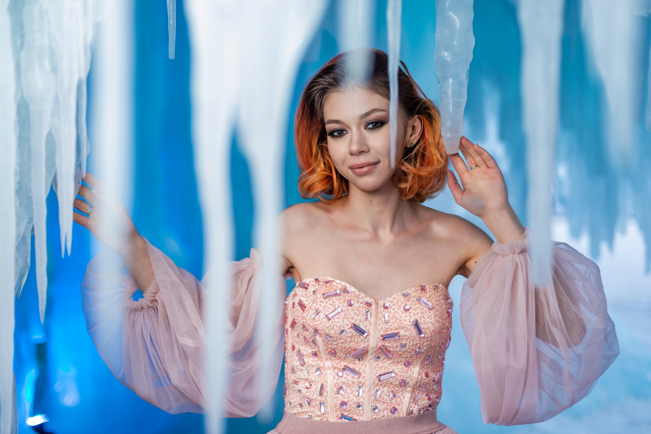 Девушка в гроте макияж и укладка визажист на байкале