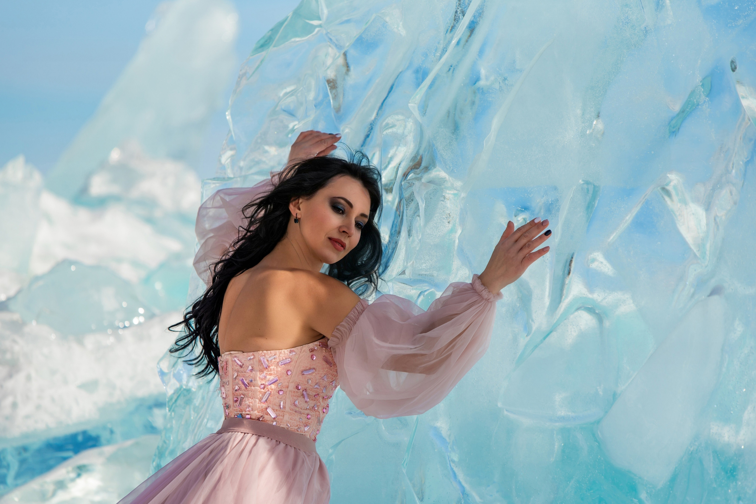 сложный макияж с сияющими пигментами и укладка на натуральные волосы