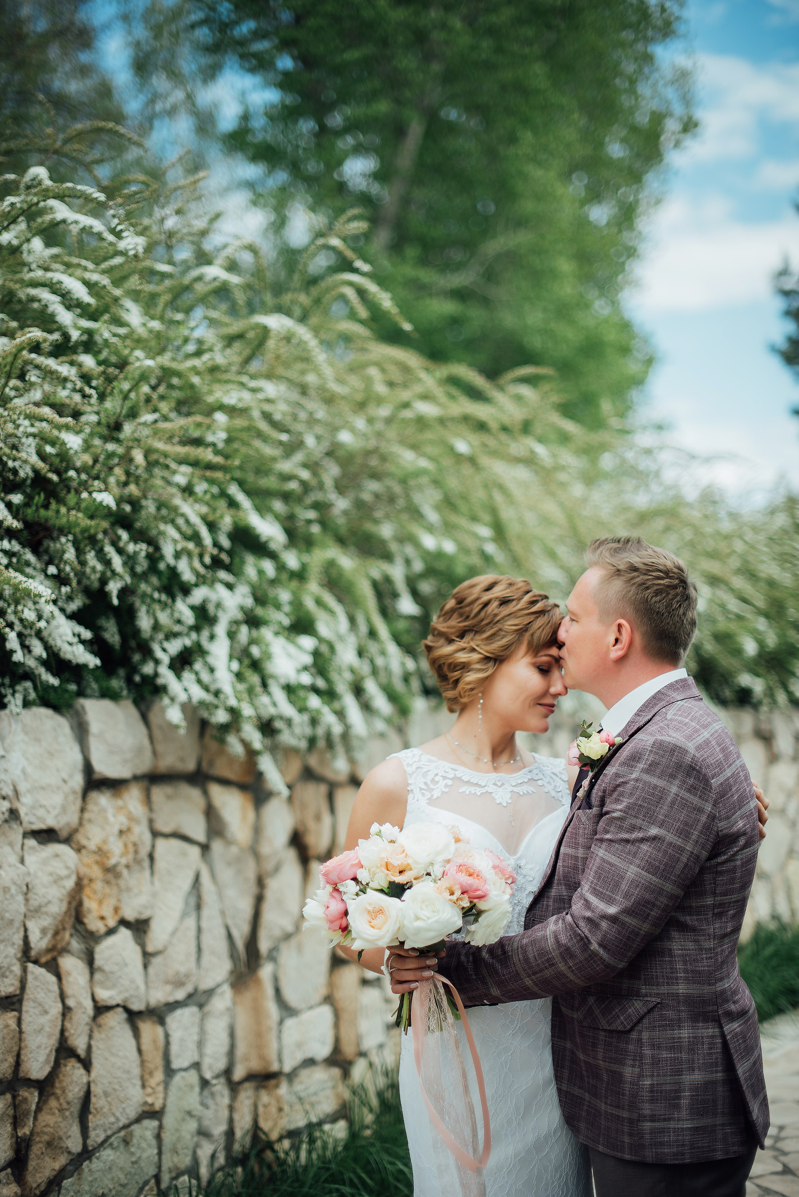 невеста с букетом и жених