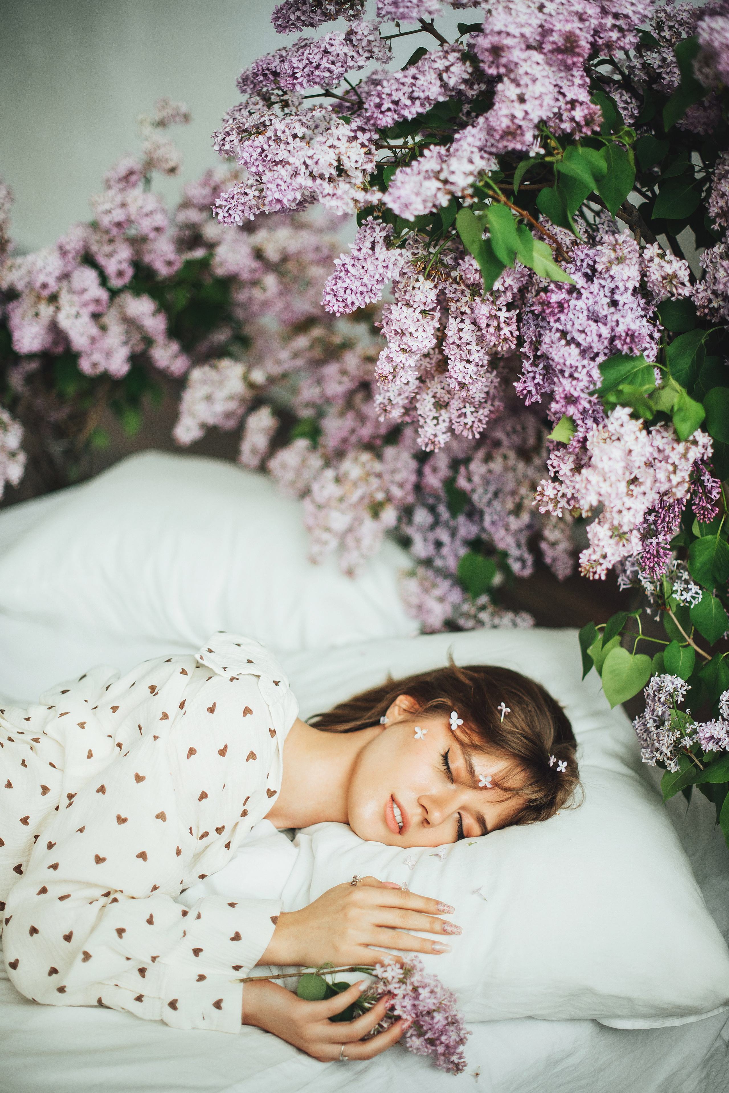 Женский портрет с цветами