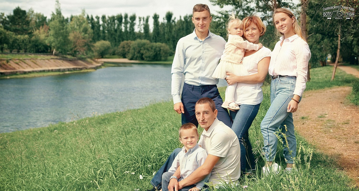 Семейная летняя фотосессия в парке - на берегу реки