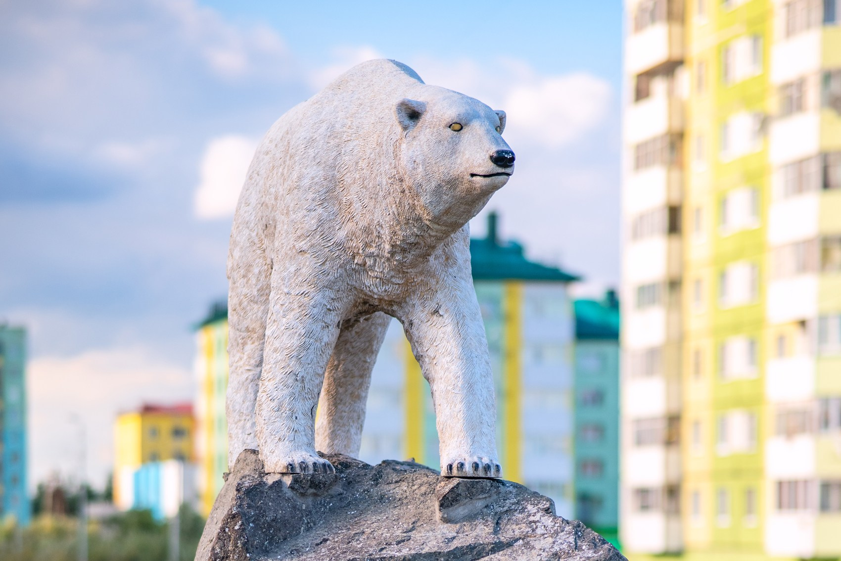 Скульптуры оленя и белого медведя на набережной реки Талнах