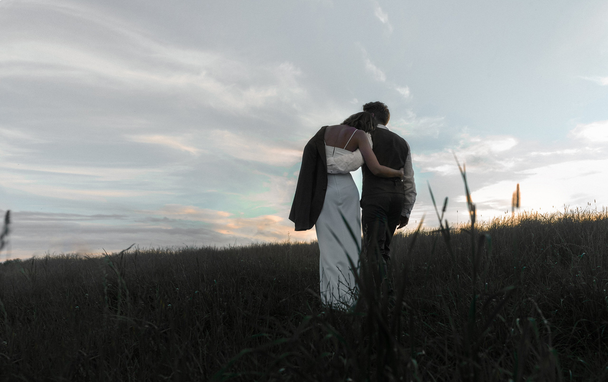 Стилизованная фотосессия молодой пары на закате