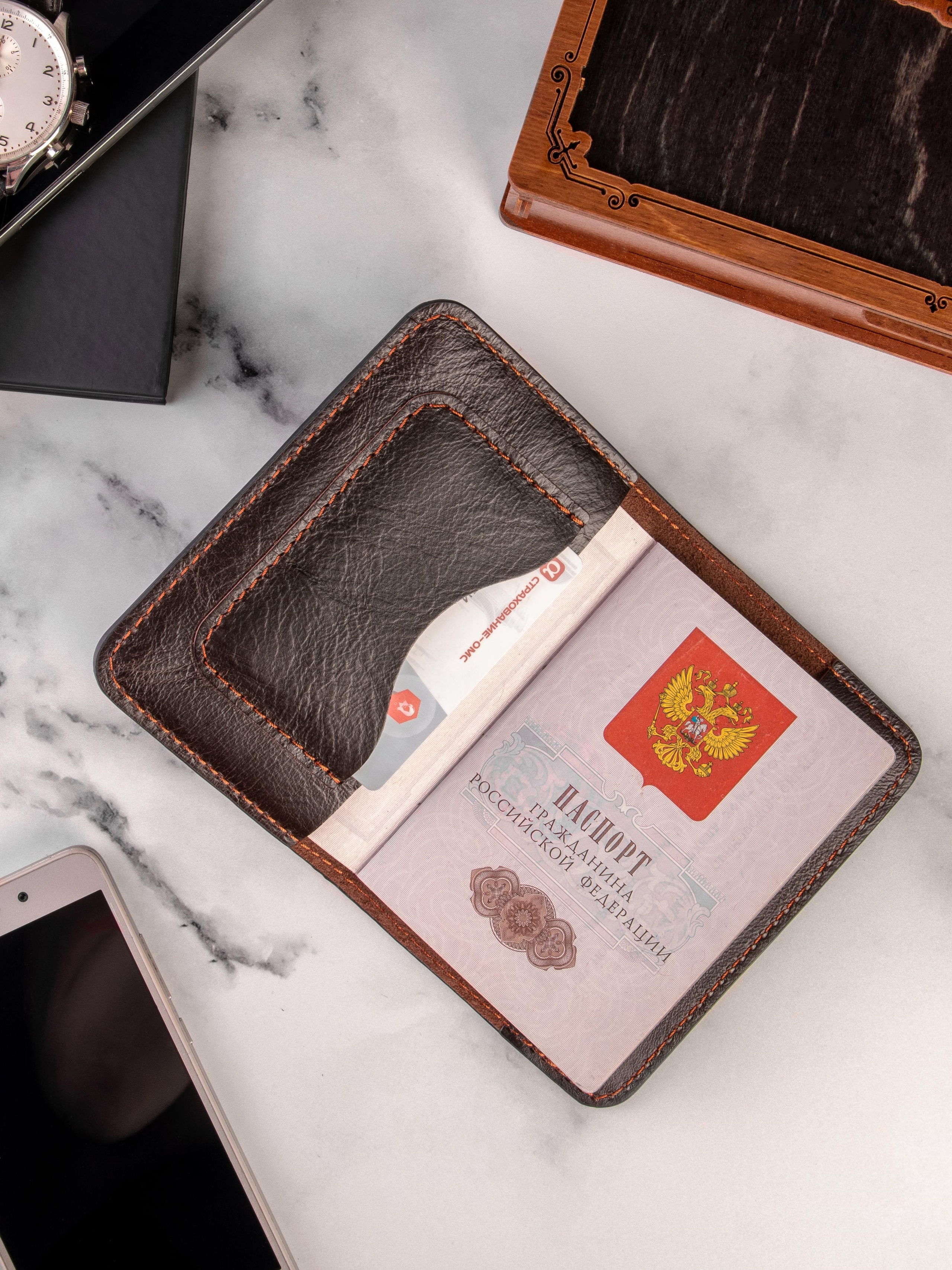 Кожаная обложка для паспорта — пример подготовки товара к съемке для Wildberries и Ozon в Новороссийске и Краснодаре, аккуратная выкладка и чистый фон