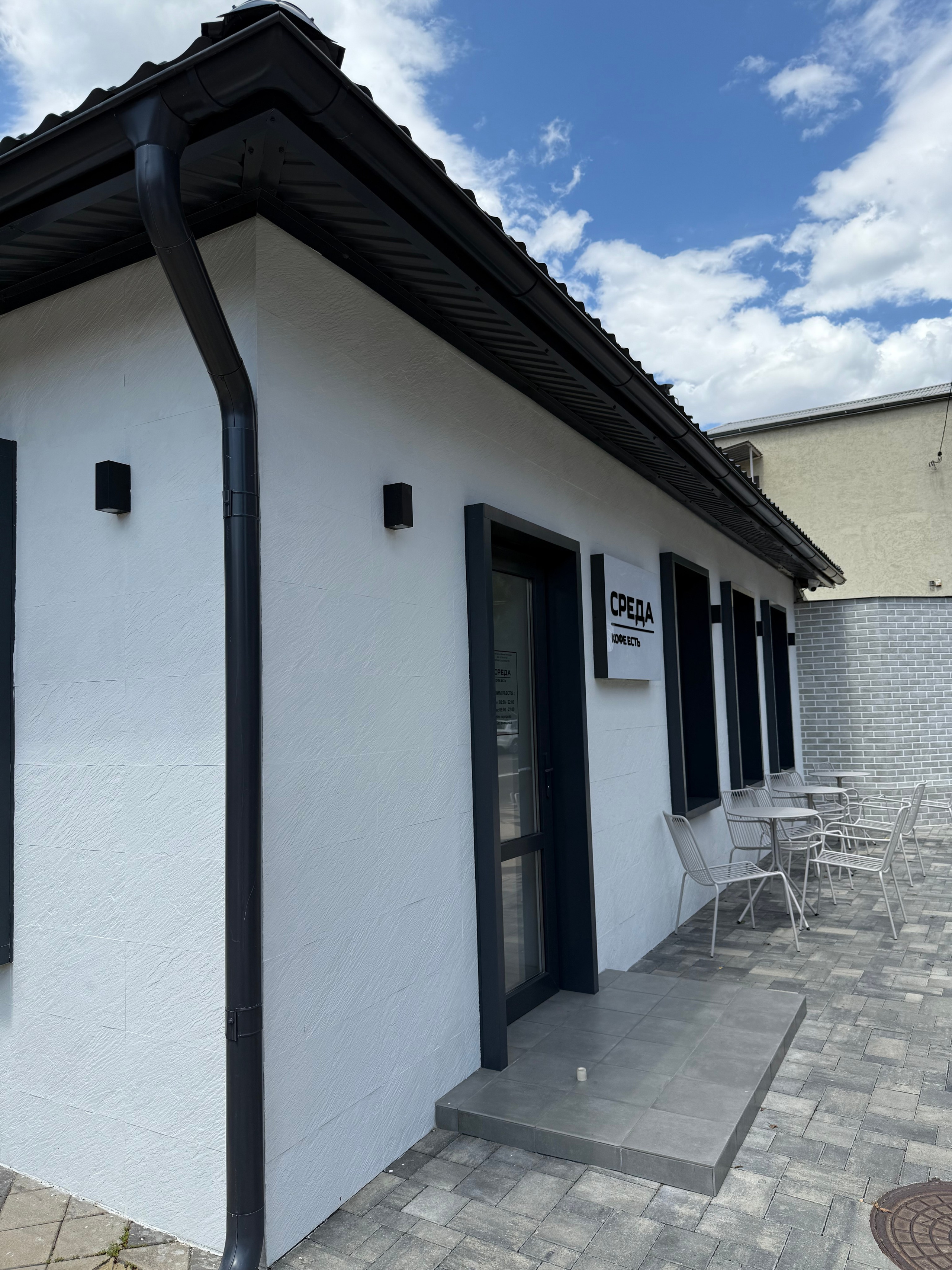 Стильные двери и окна — фотосессия возле кафе «Среда» в Краснодаре