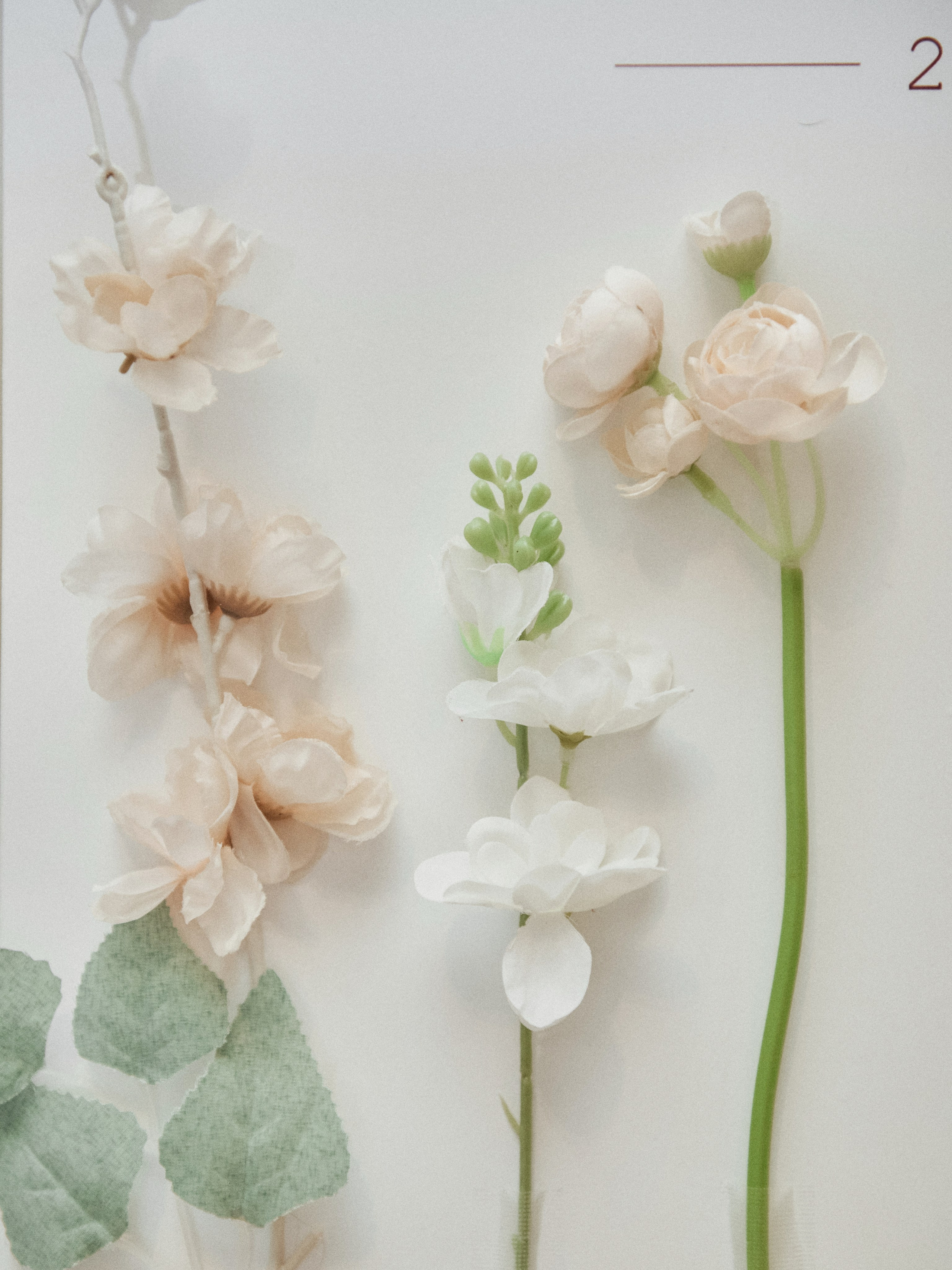 Искренний смех пары за праздничным столом, свадебный фотограф в Москве