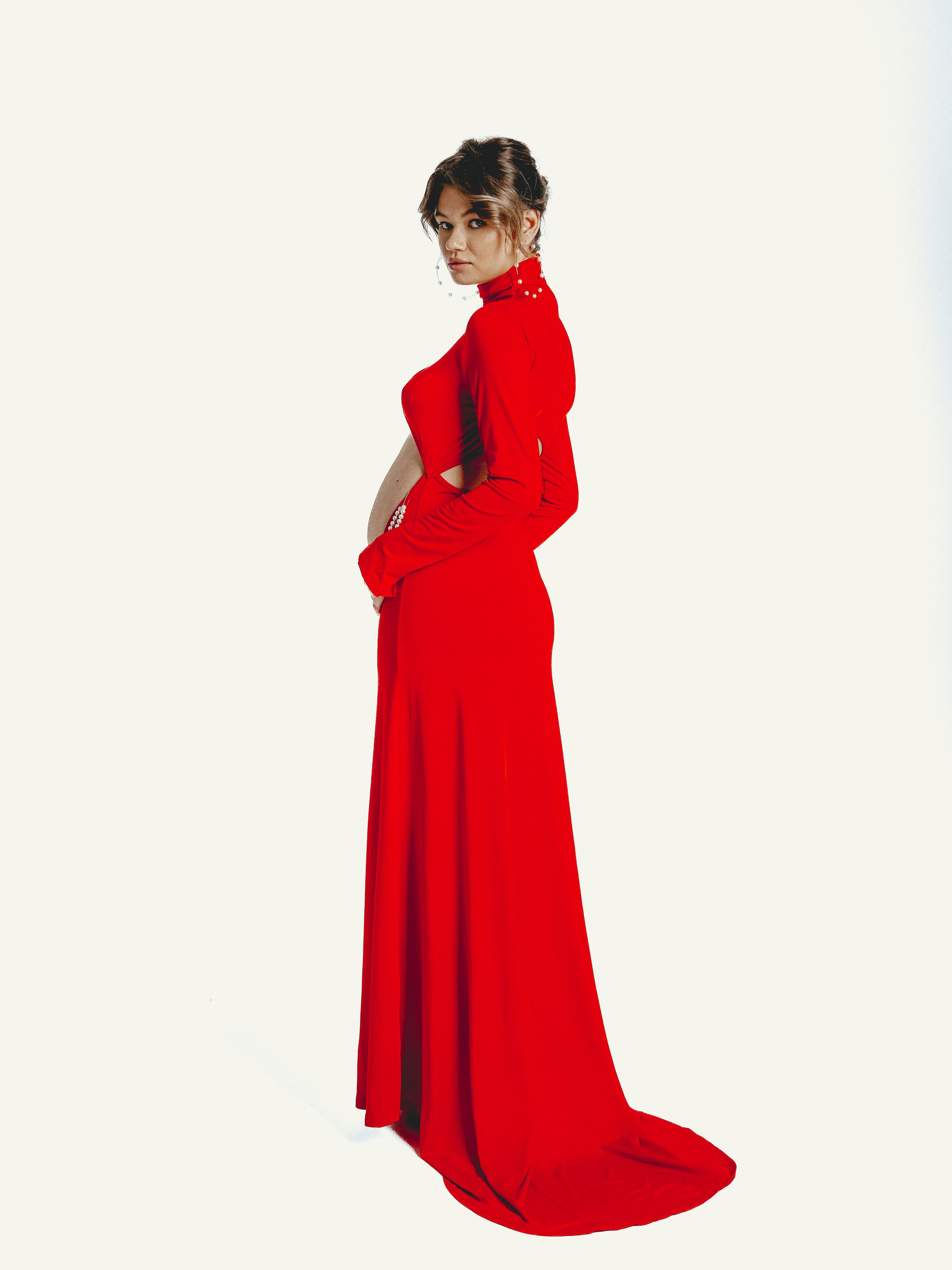 Беременная фотосессия в студии — нежный портрет будущей мамы в светлом ключе