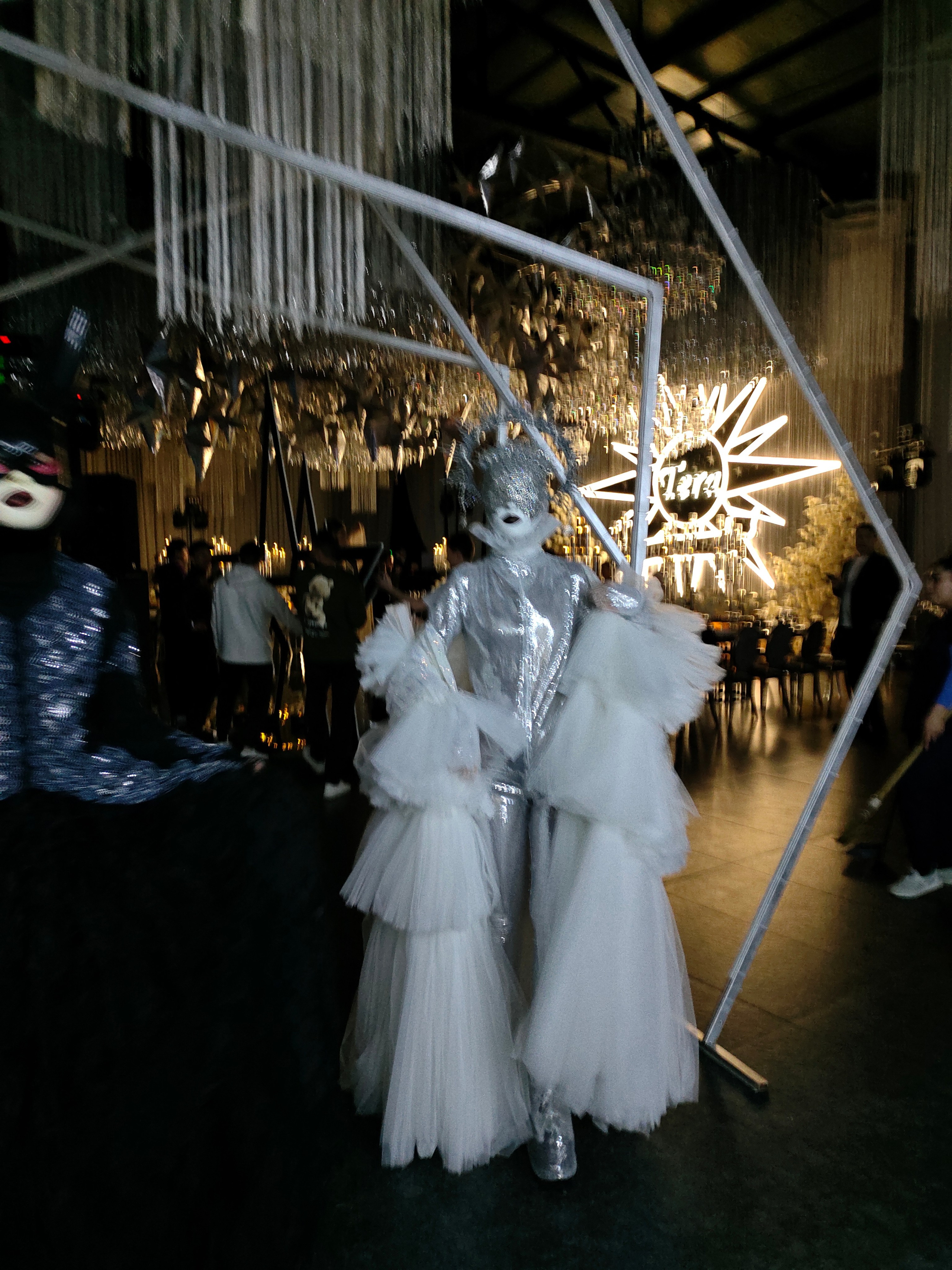 Персонаж Серебро. Мимы и Ходулисты на встречу гостей. Москва