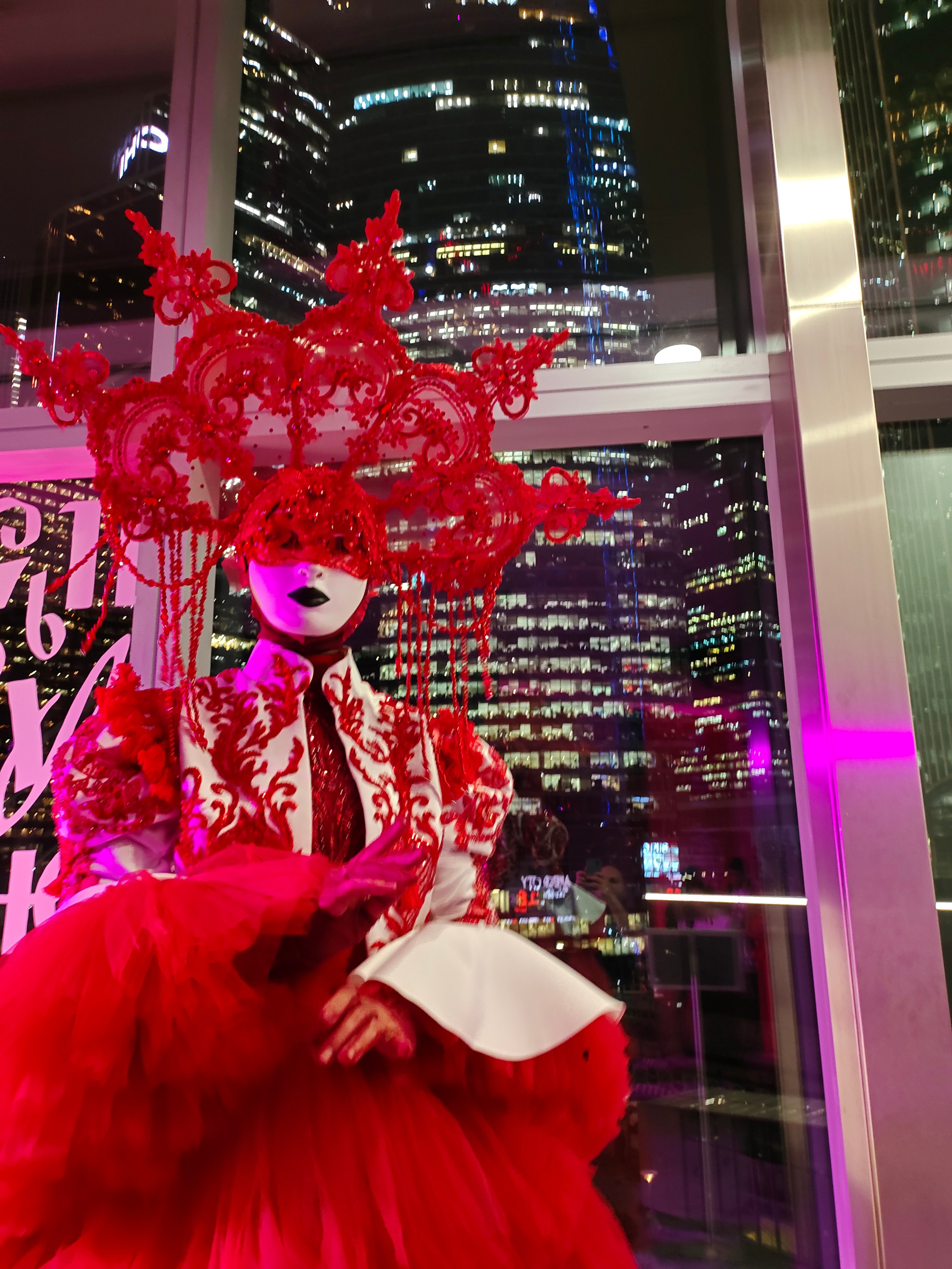 Ходулист «красная Сажа». Мимы и Ходулисты на встречу гостей. Москва