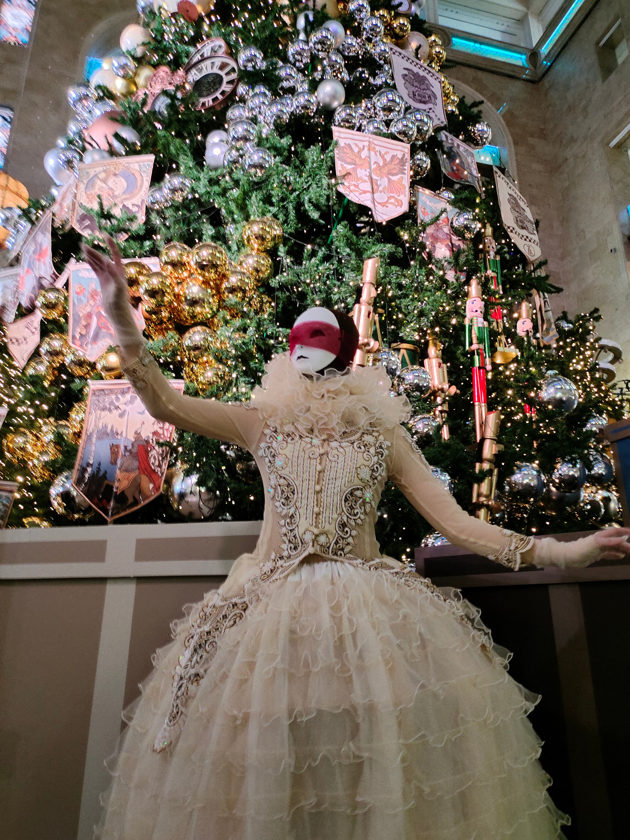 Ходулисты в Центральном детском магазине в Москве. Мимы и Ходулисты на встречу гостей. Москва