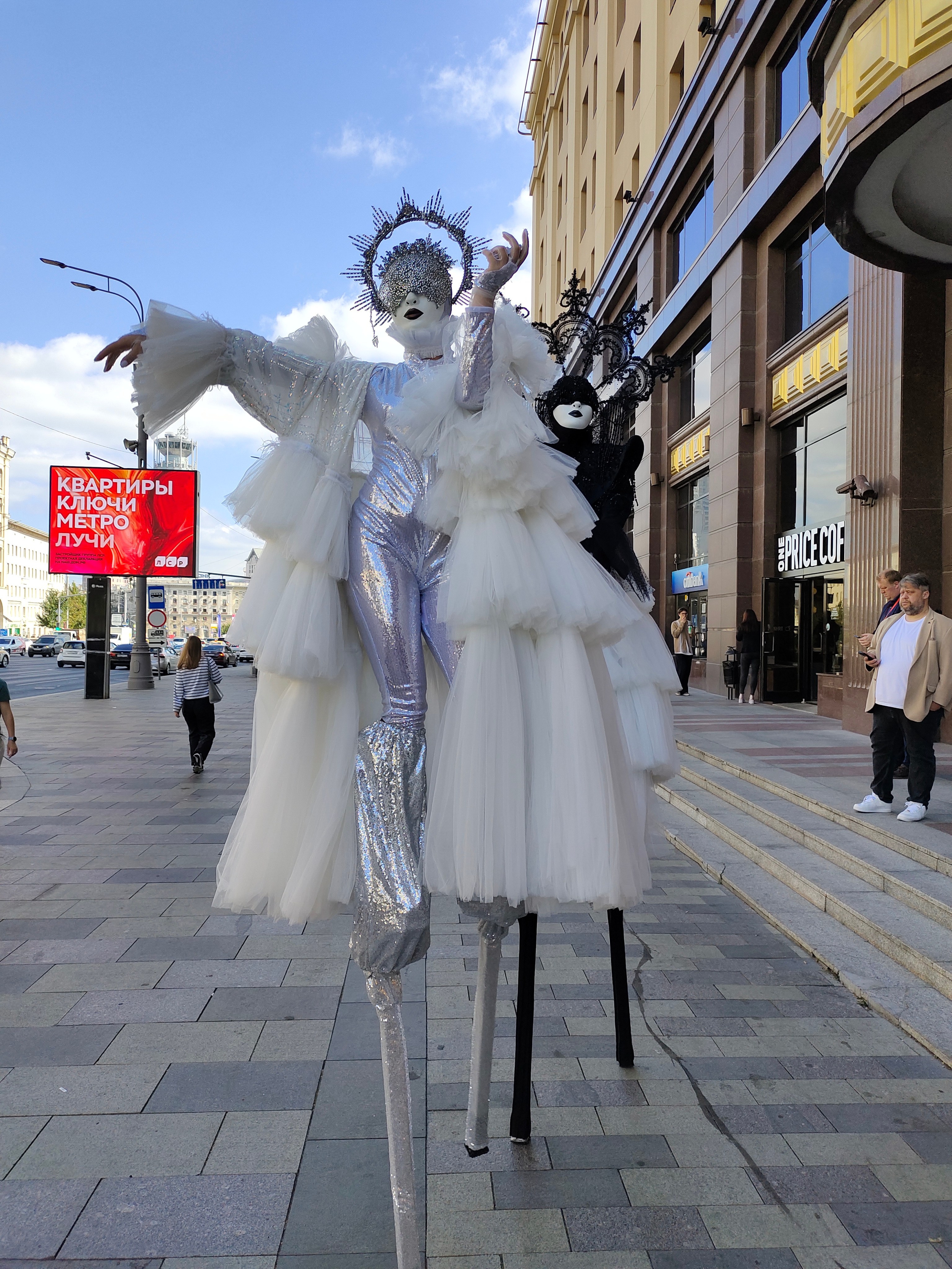 Персонаж Серебро. Мимы и Ходулисты на встречу гостей. Москва