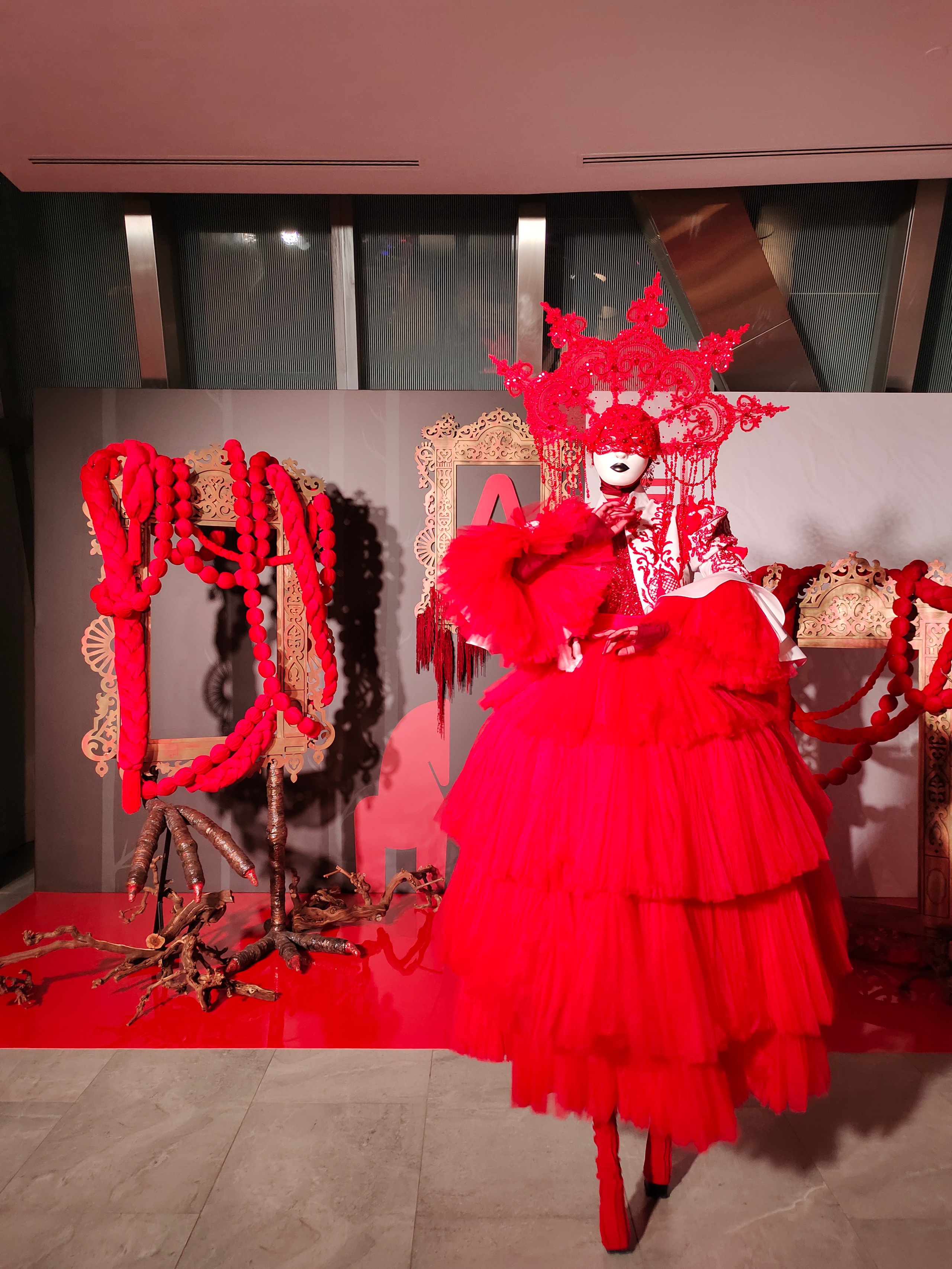 Ходулист «красная Сажа». Мимы и Ходулисты на встречу гостей. Москва