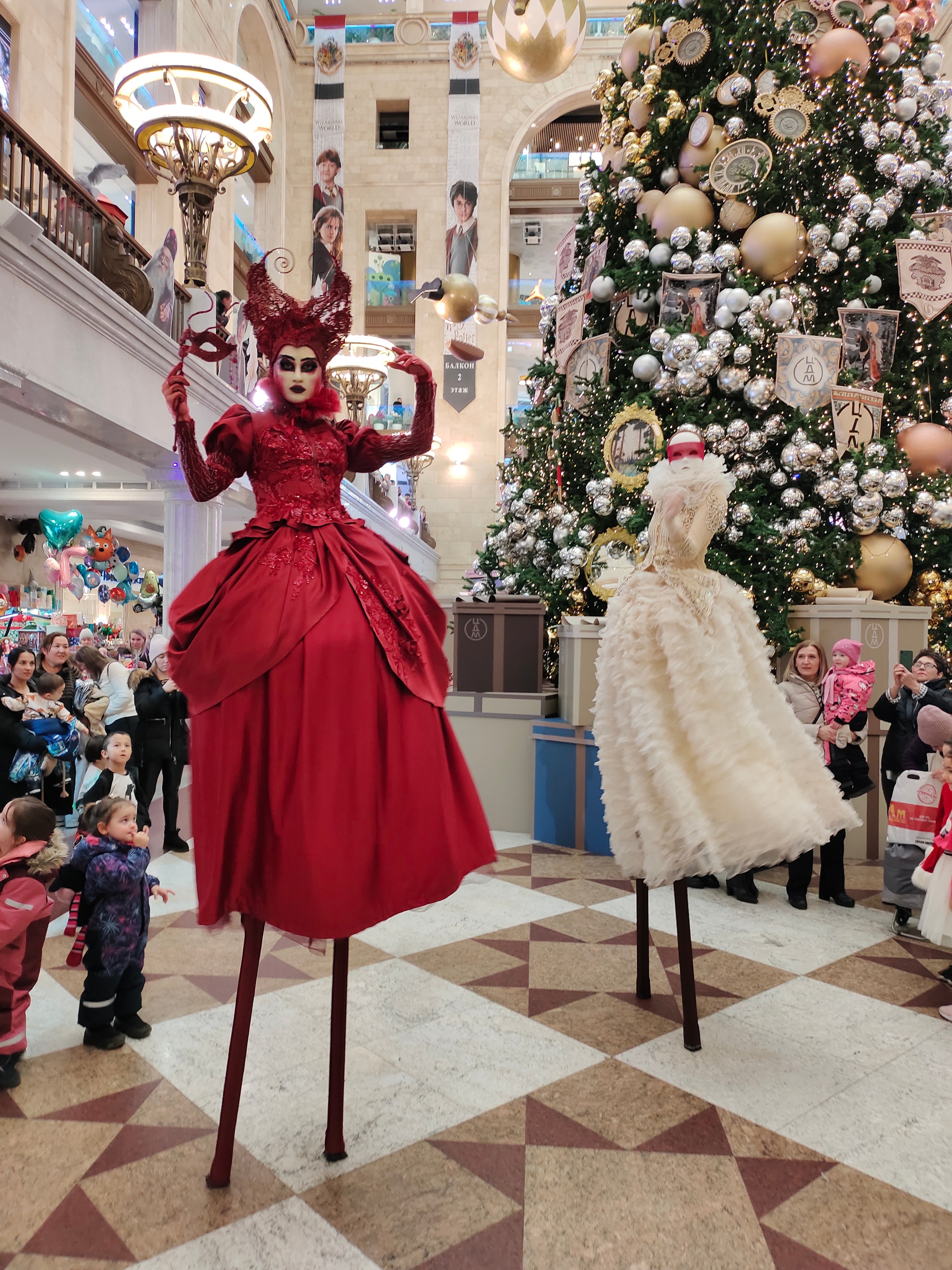 Ходулисты в Центральном детском магазине в Москве. Мимы и Ходулисты на встречу гостей. Москва
