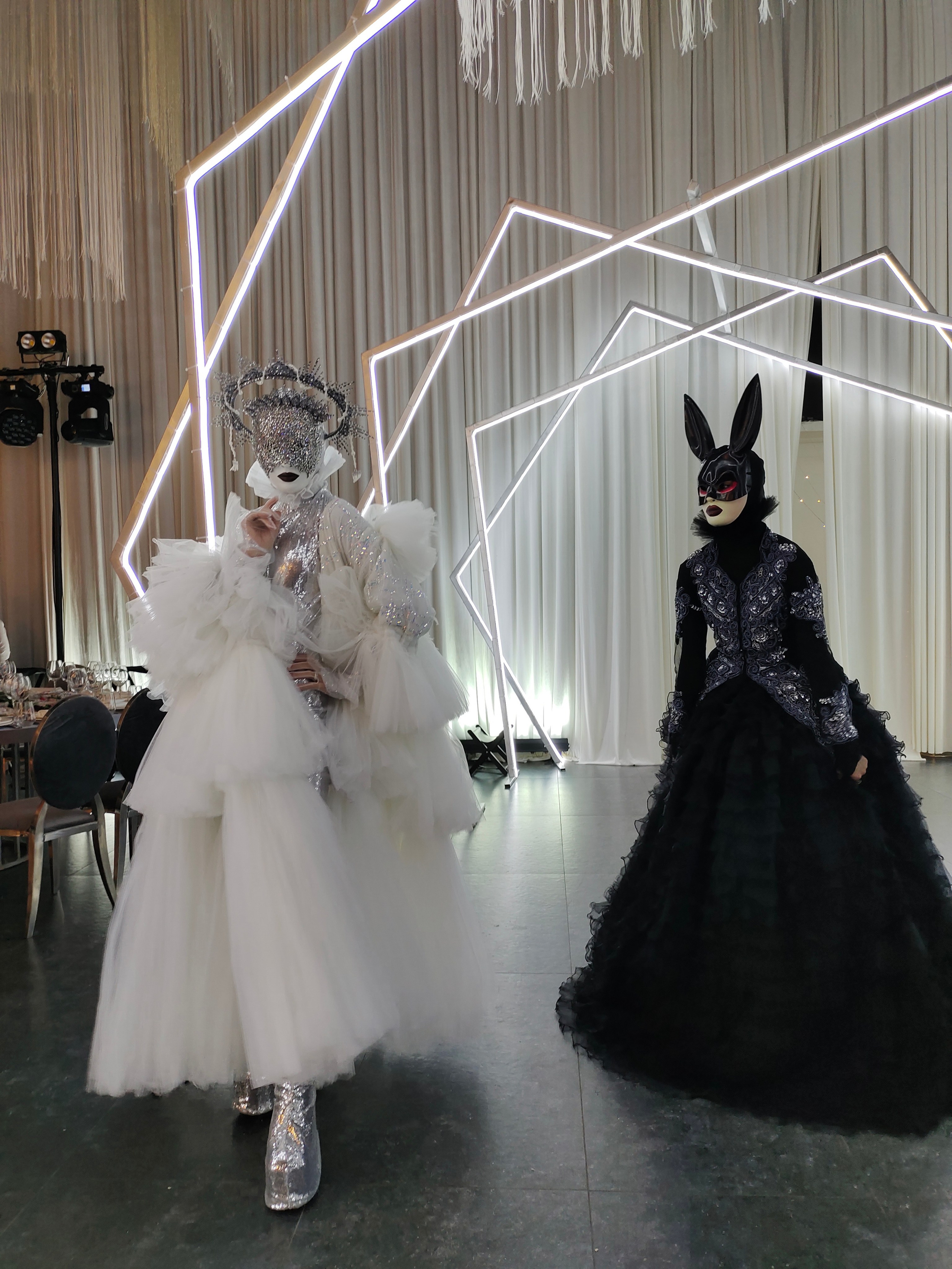 Персонаж Серебро. Мимы и Ходулисты на встречу гостей. Москва