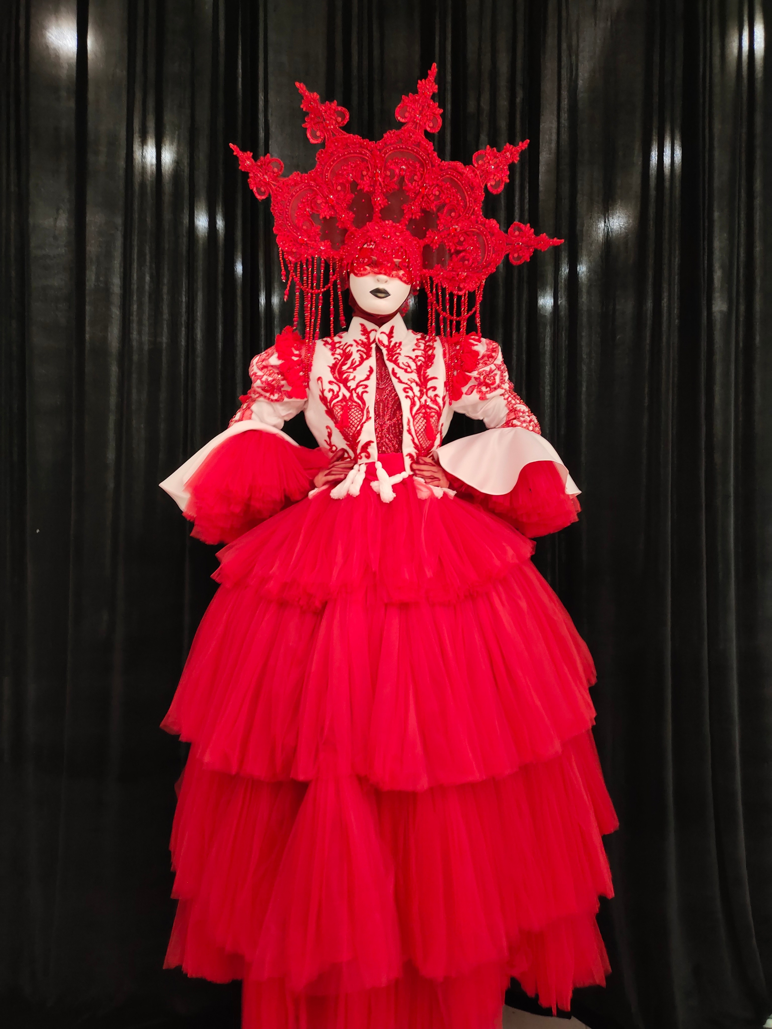 Ходулист «красная Сажа». Мимы и Ходулисты на встречу гостей. Москва