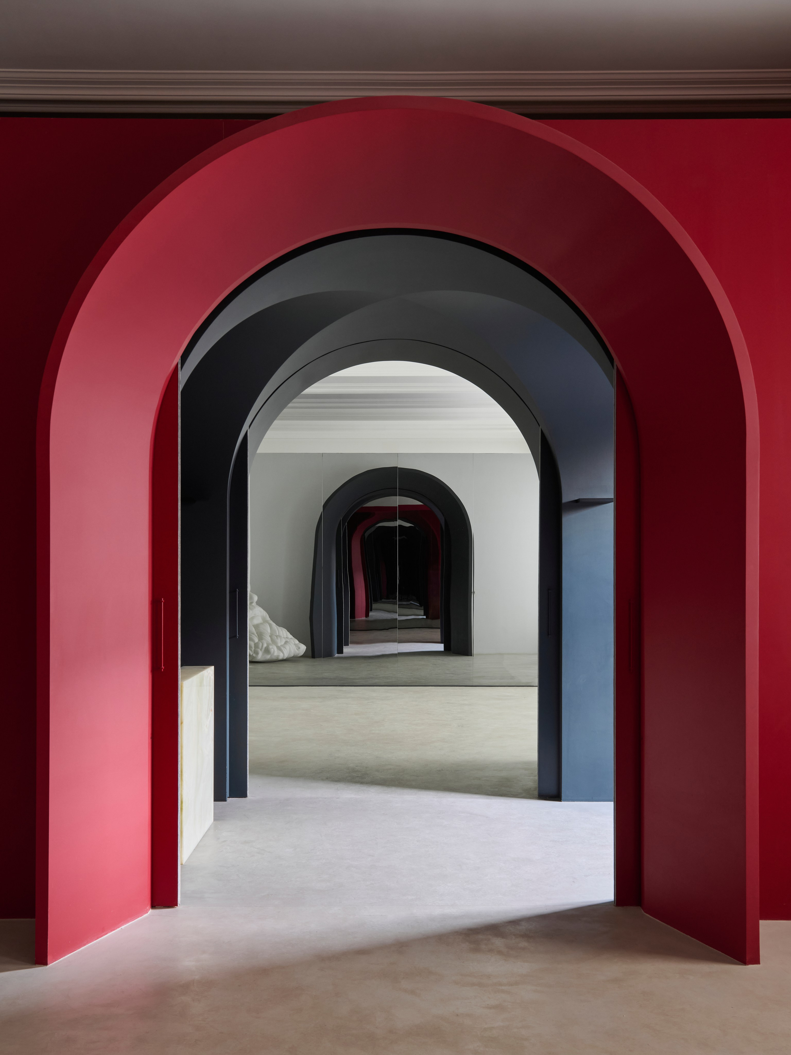 Вид из окна квартиры на современную городскую застройку