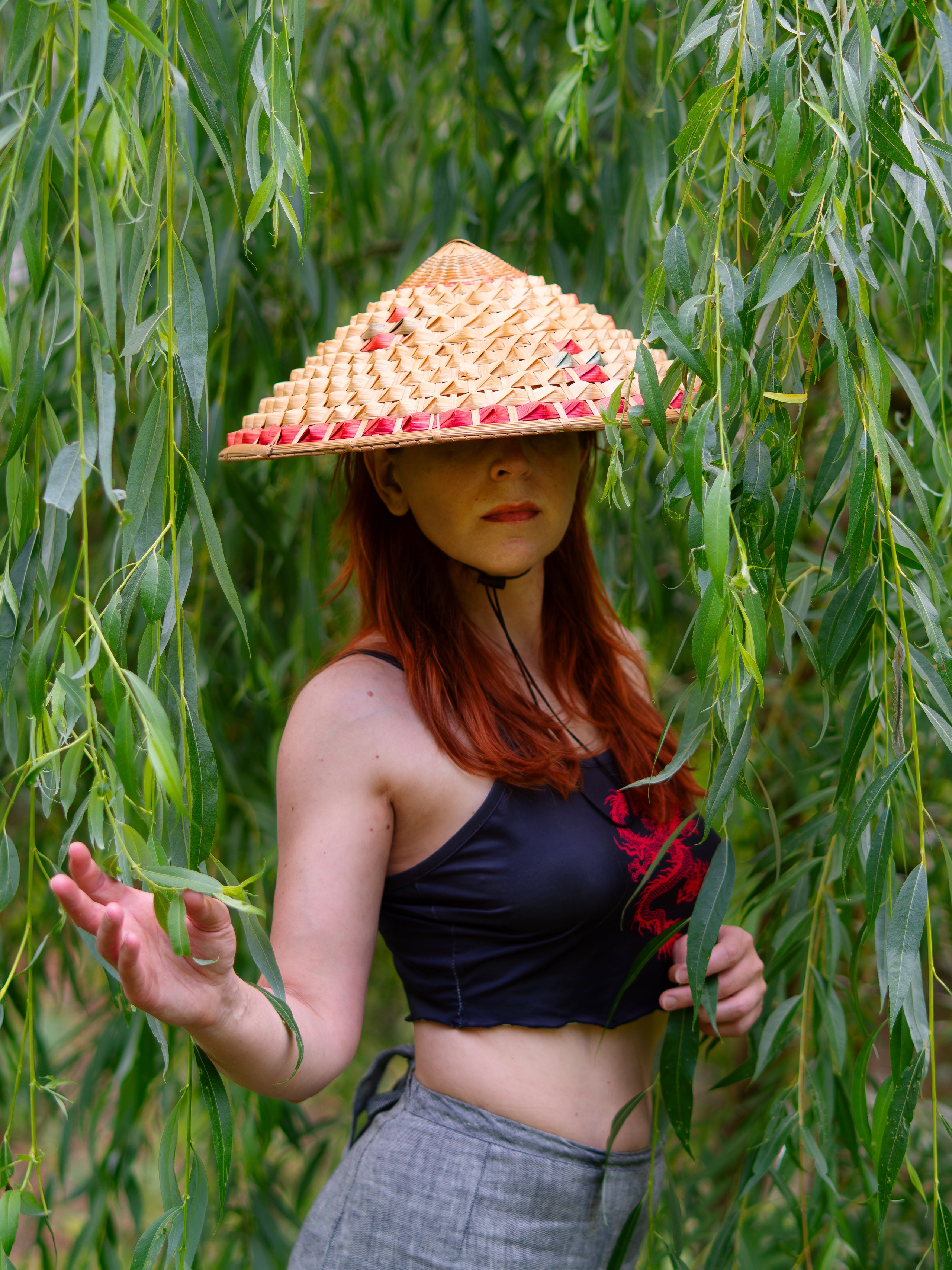 Портрет девушки среди цветущей сакуры