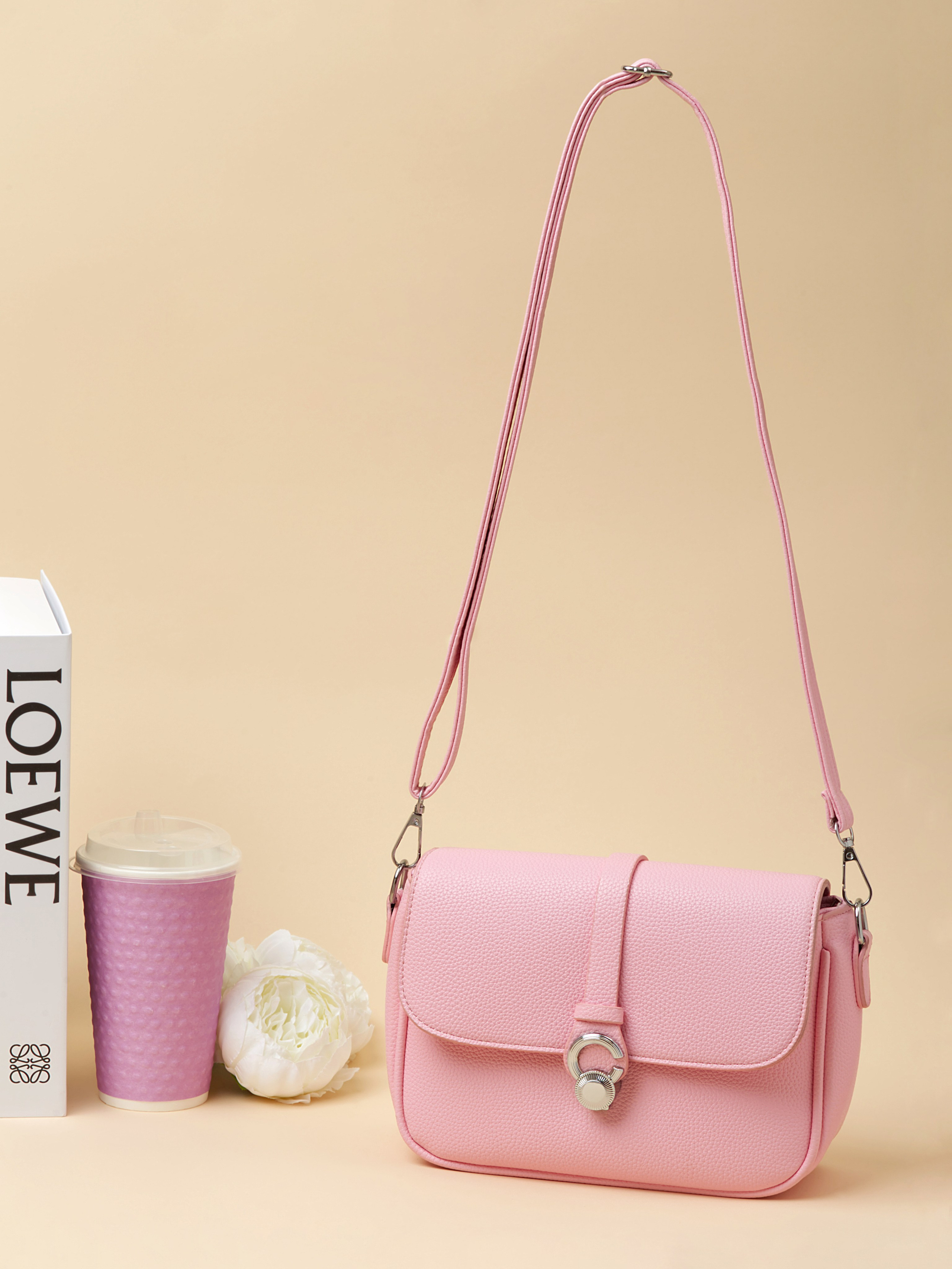 Женская сумка с ремешком через плечо в розовом цвете - съёмка для вайлберриз.