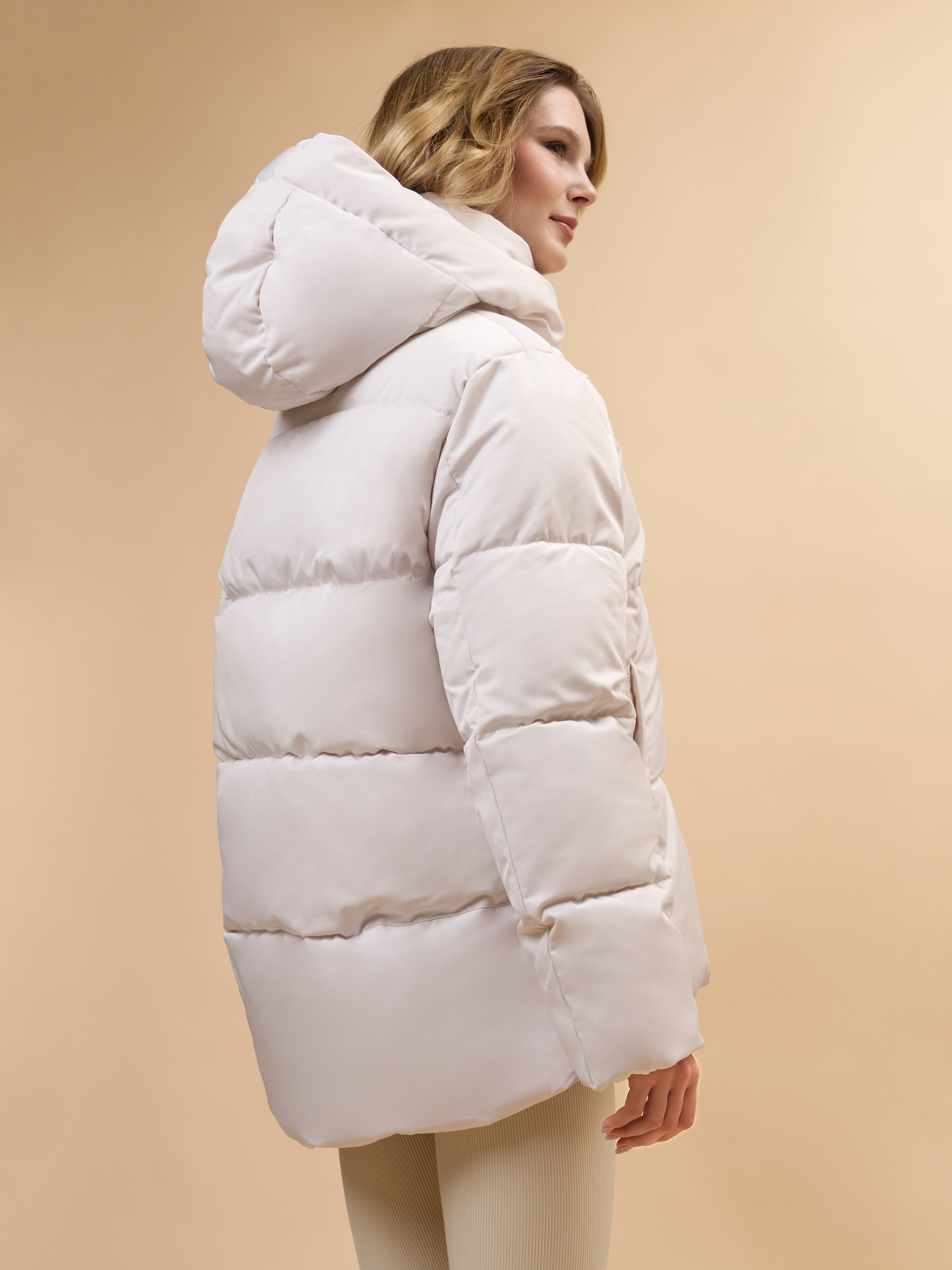 Воротник и рукава бежевой шубы Тедди на модели детальное фото изделия.