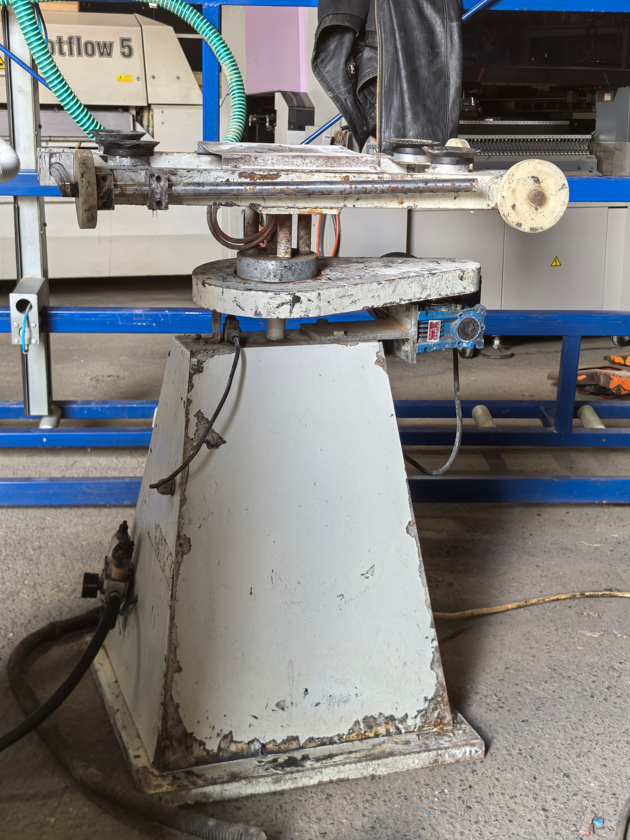 Автоматический поворотный стол с присосками