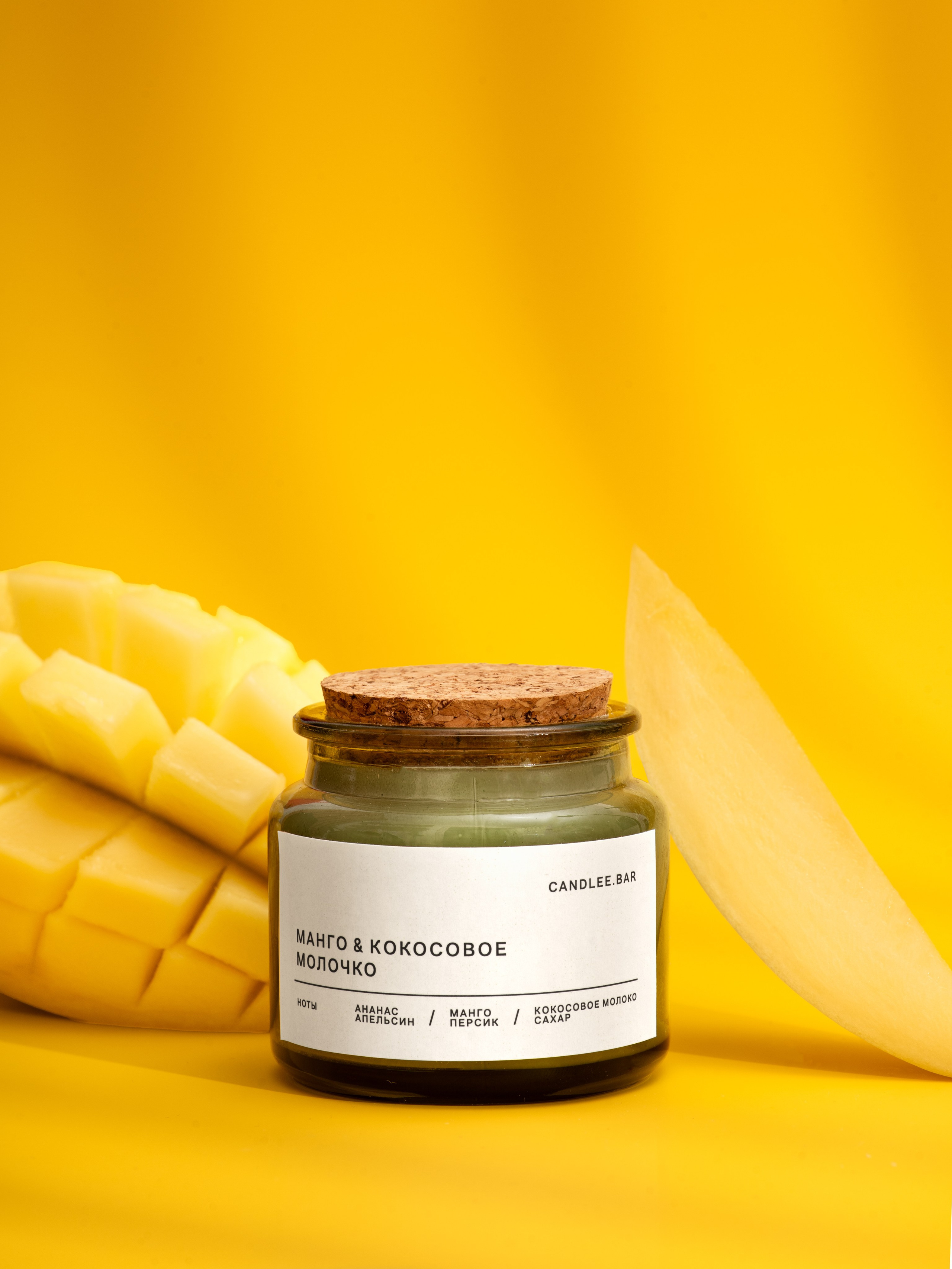 Размазки различных текстур: крем, помада, маска для лица, скраб, гель. Современное искусство, модная подача.