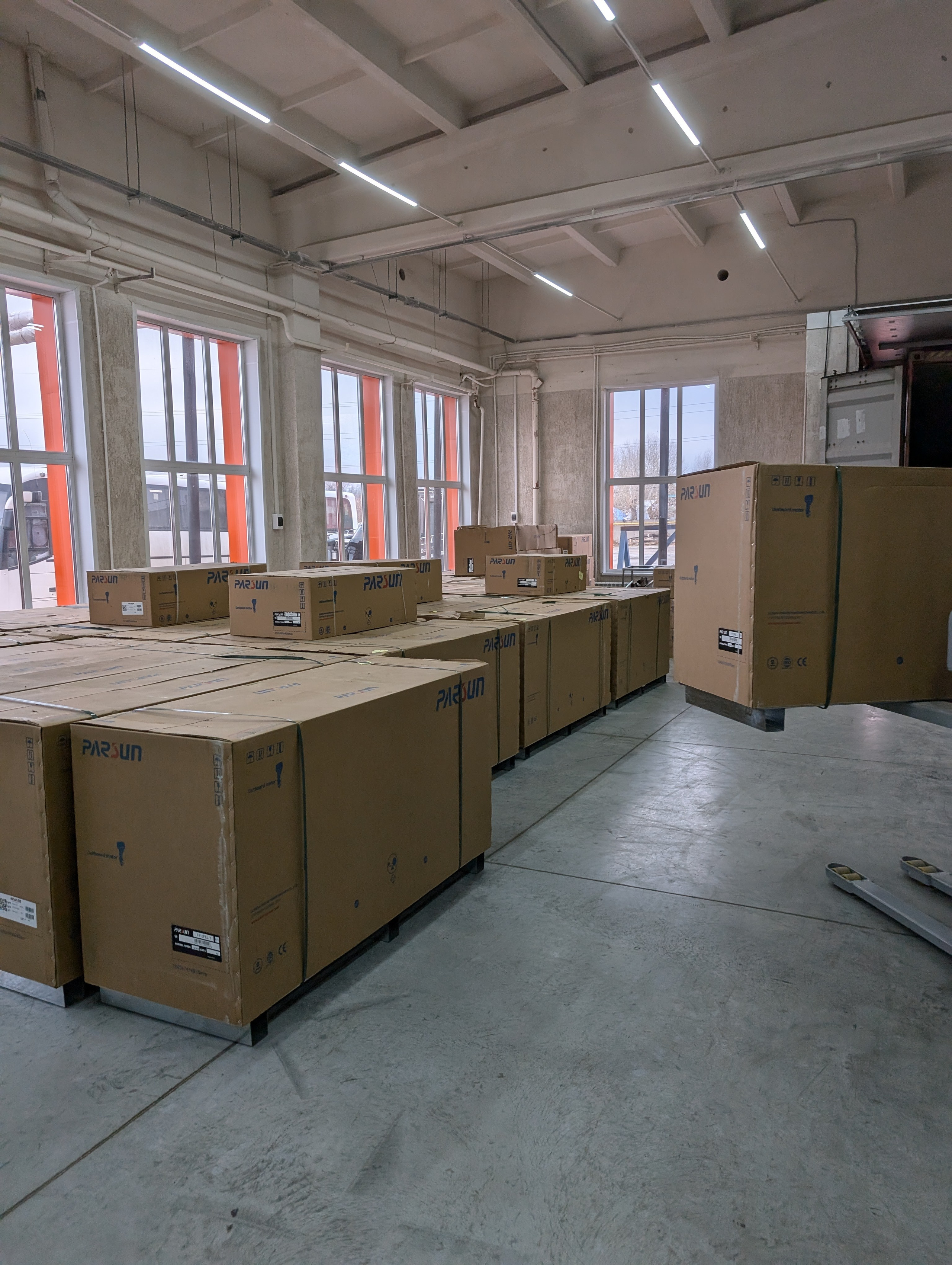 Поступление двигателей на склад в ноябре. Подвесные двигатели для катеров