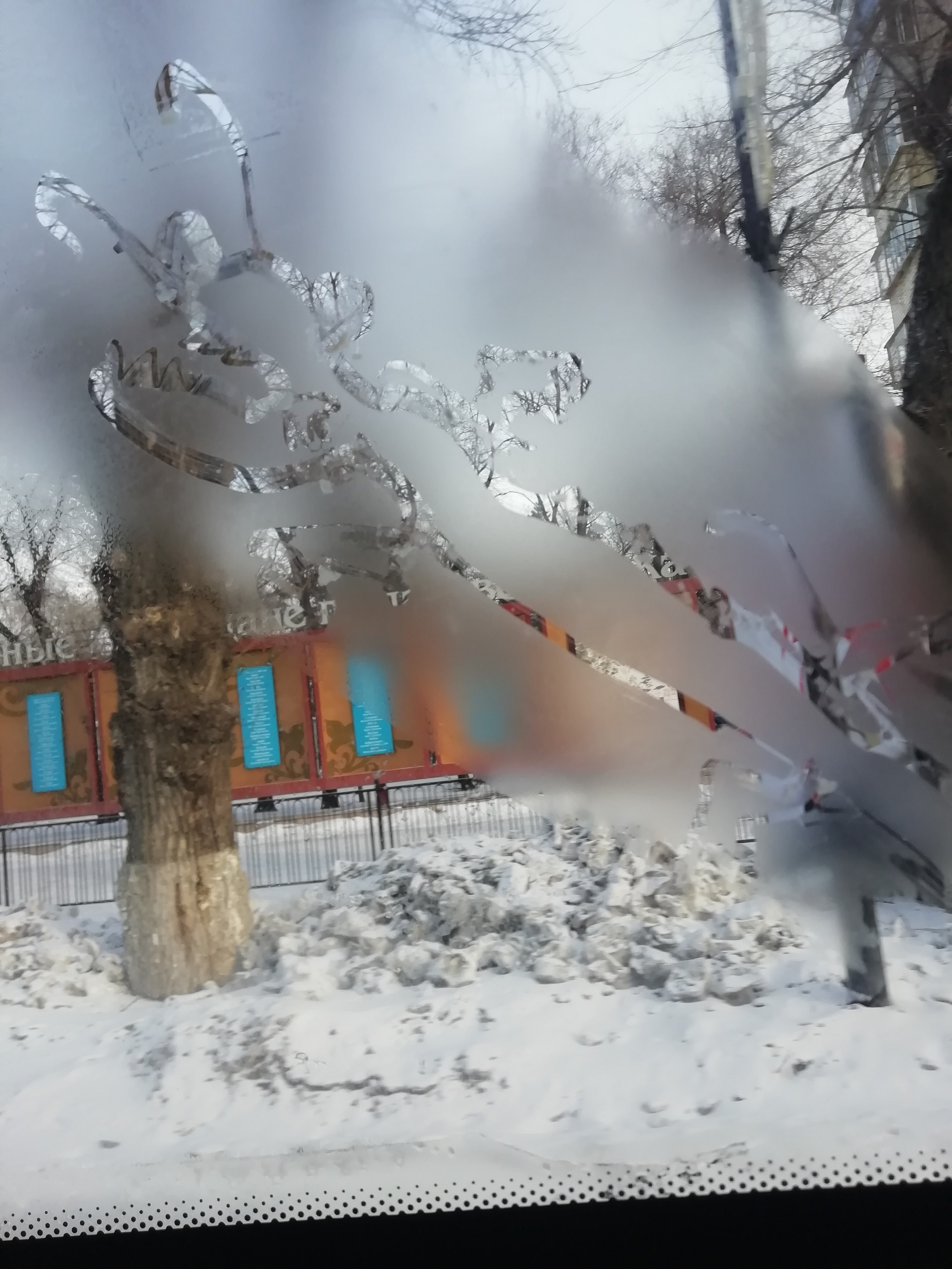 Рисункинаокнахавтобуса. Художник Рыбак Николай