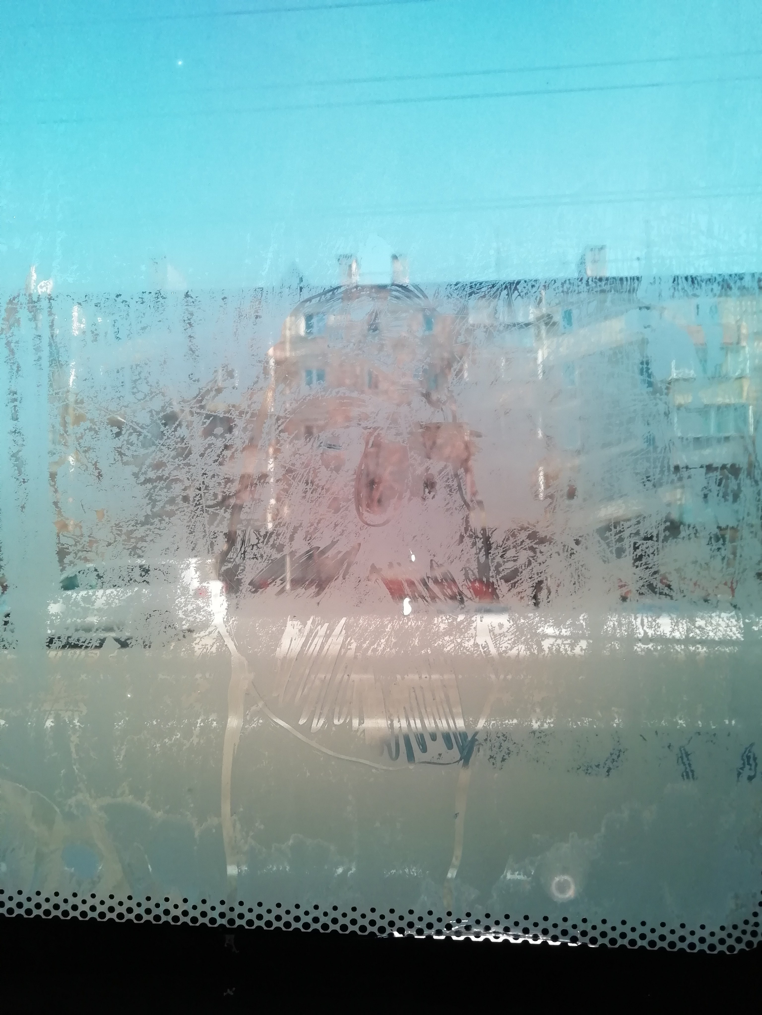 Рисункинаокнахавтобуса. Художник Рыбак Николай