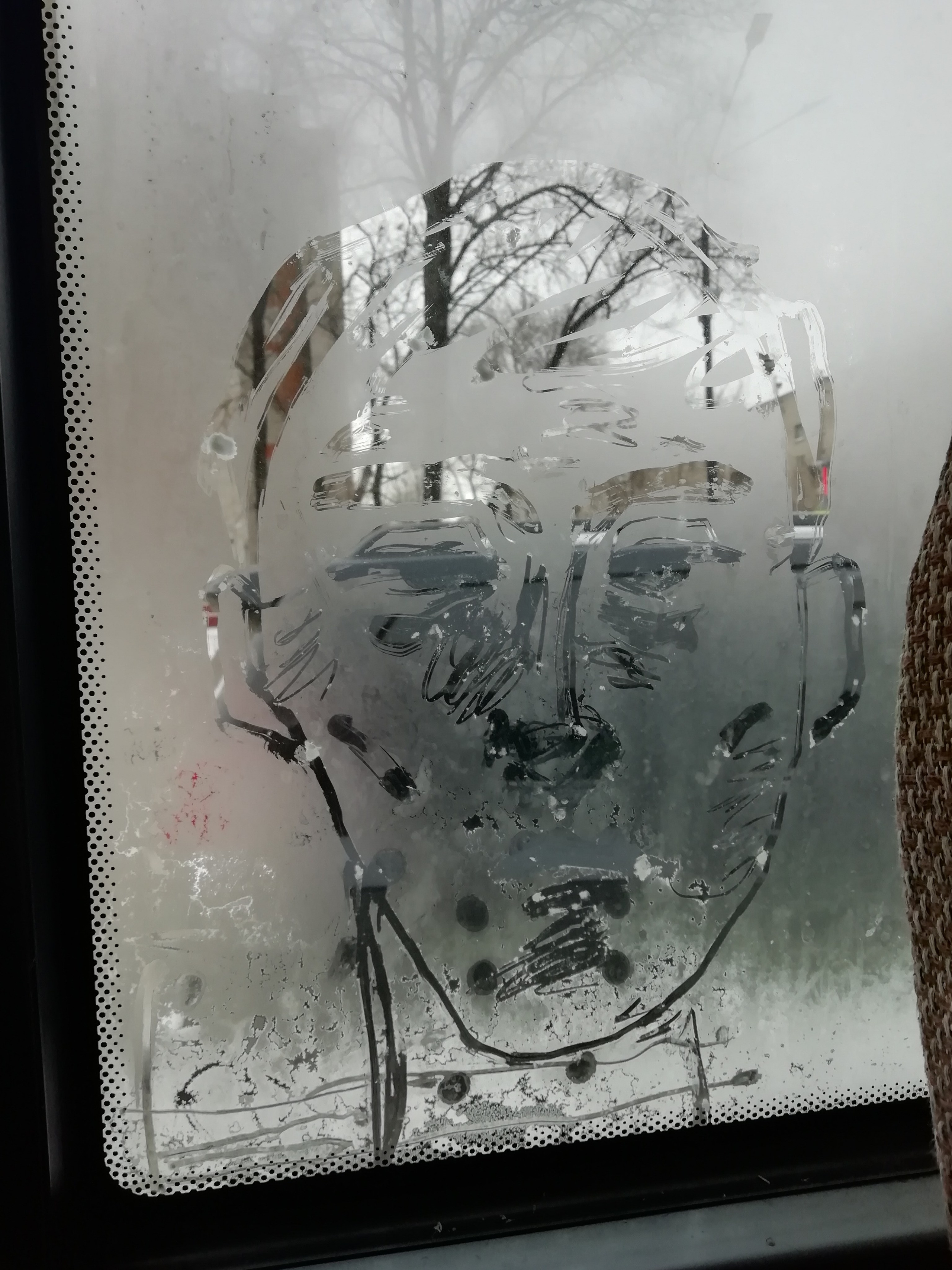 Рисункинаокнахавтобуса. Художник Рыбак Николай